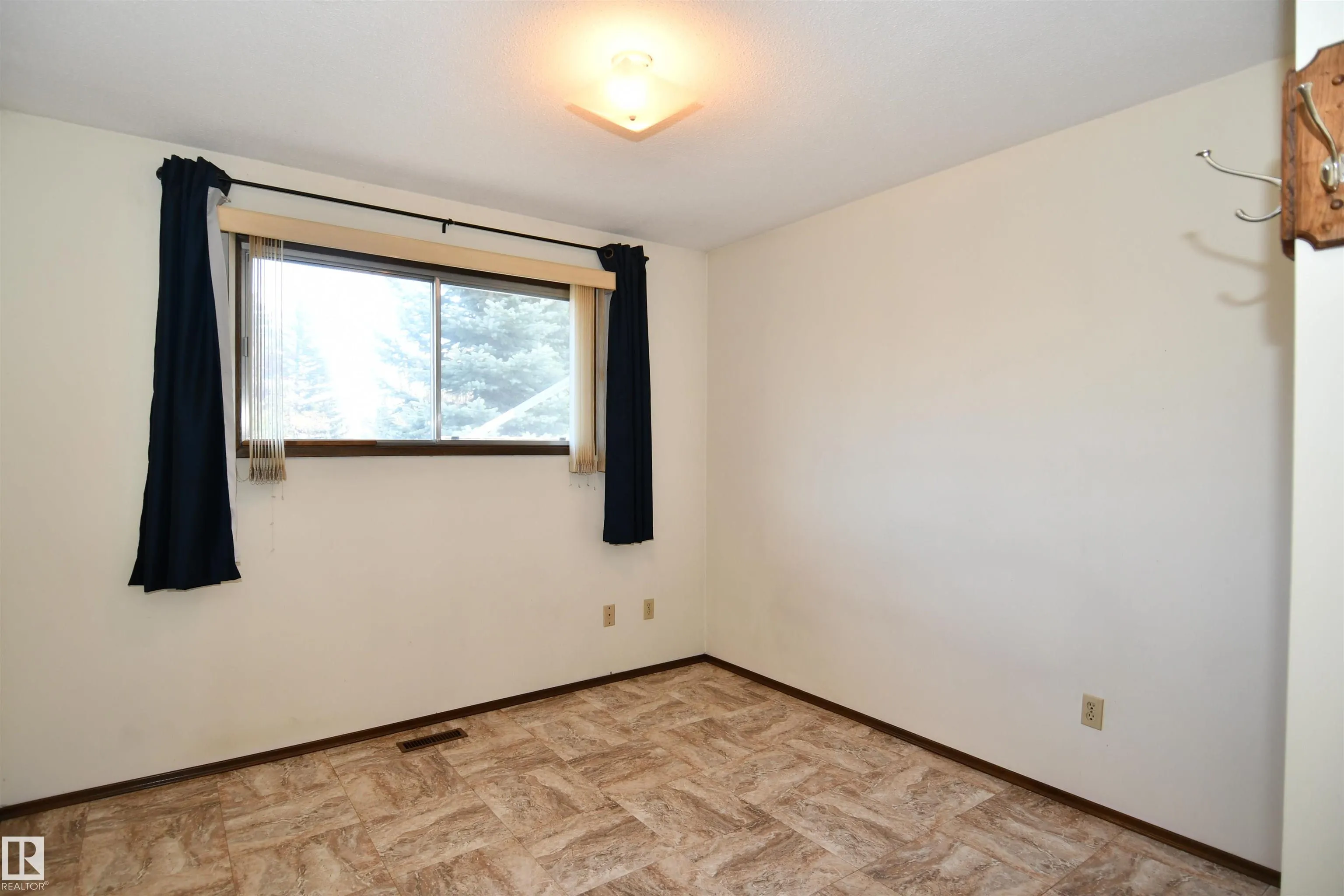 16 CAMELOT Avenue