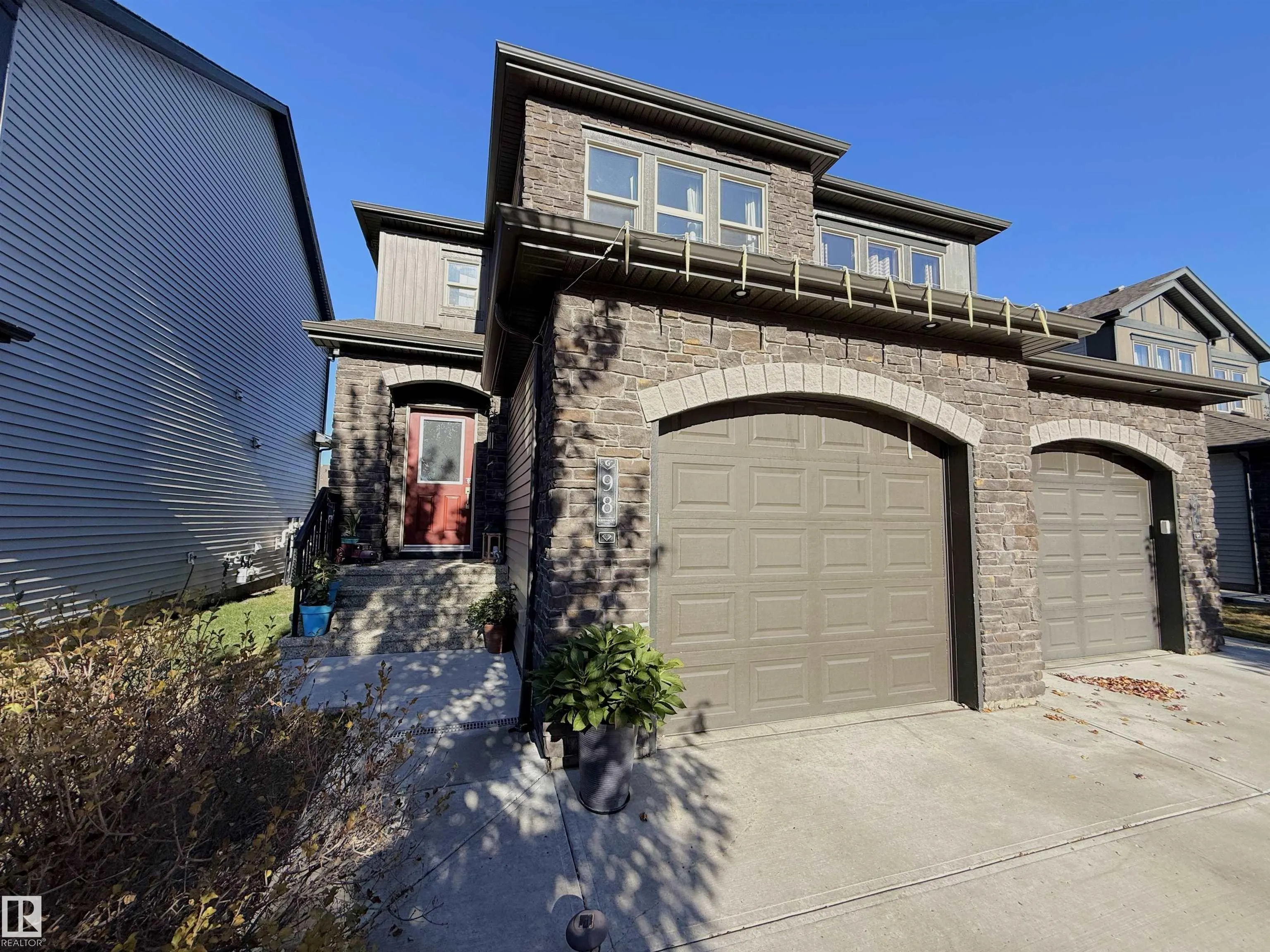 98 GREENBURY Close