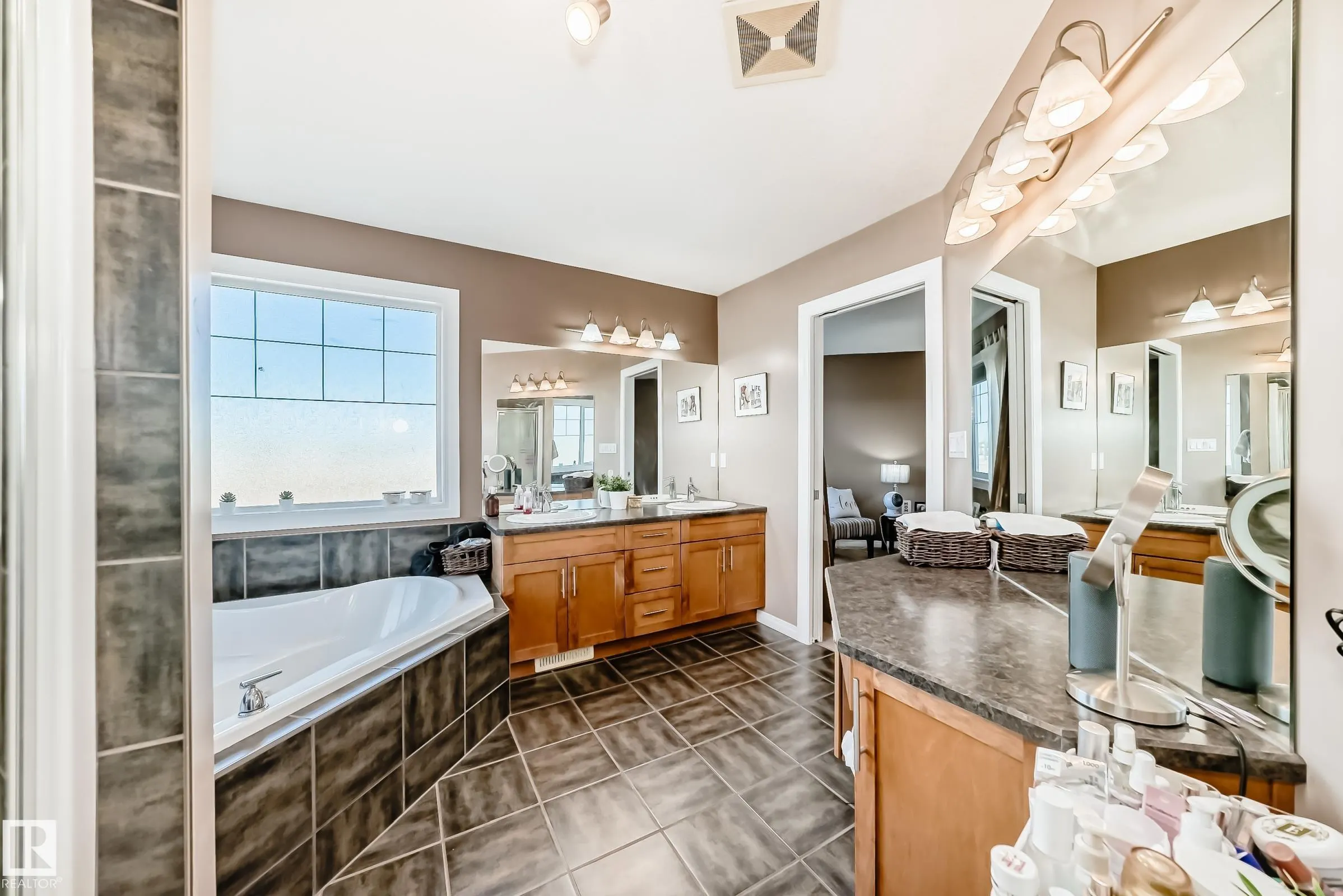 569 Stewart Crescent