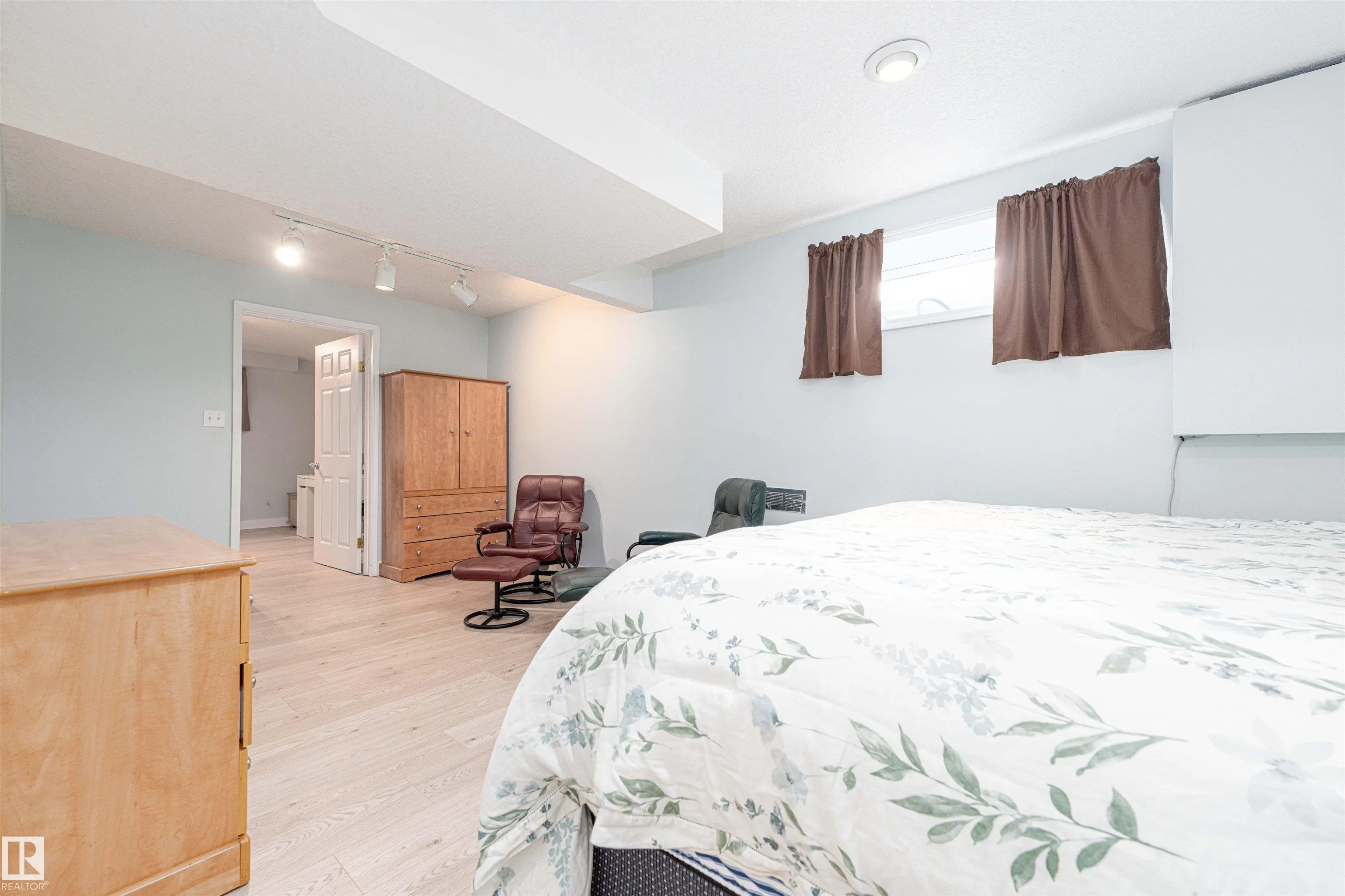 17 OLMSTEAD Crest