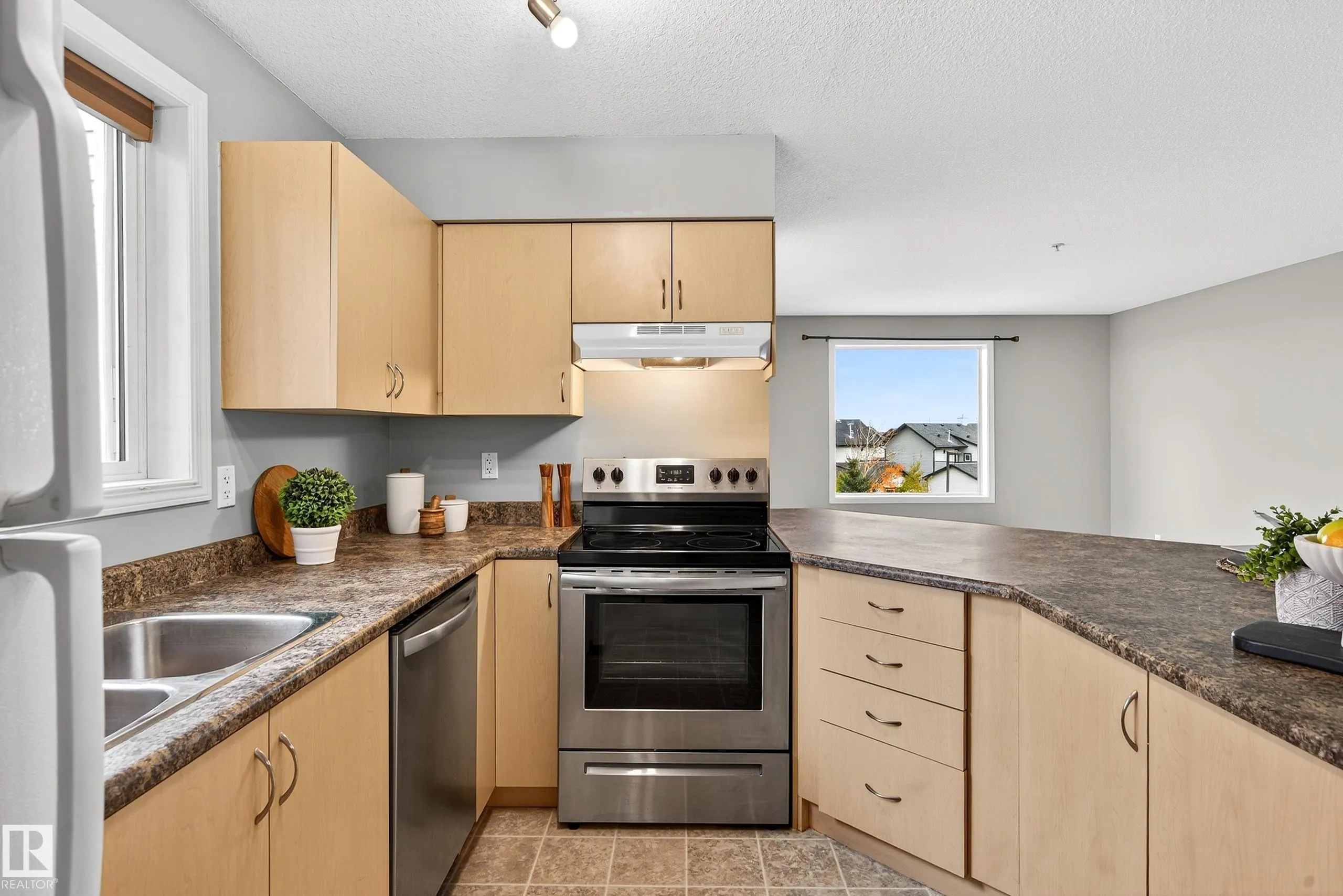 40 SUMMERWOOD Boulevard