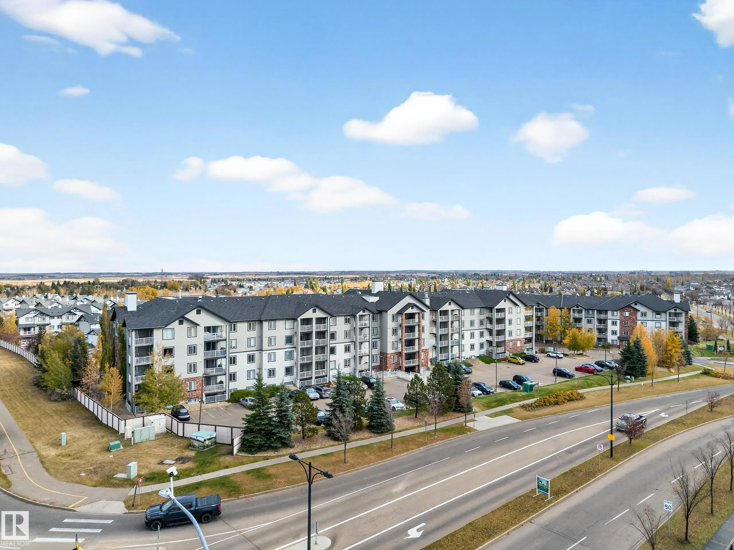 40 SUMMERWOOD Boulevard