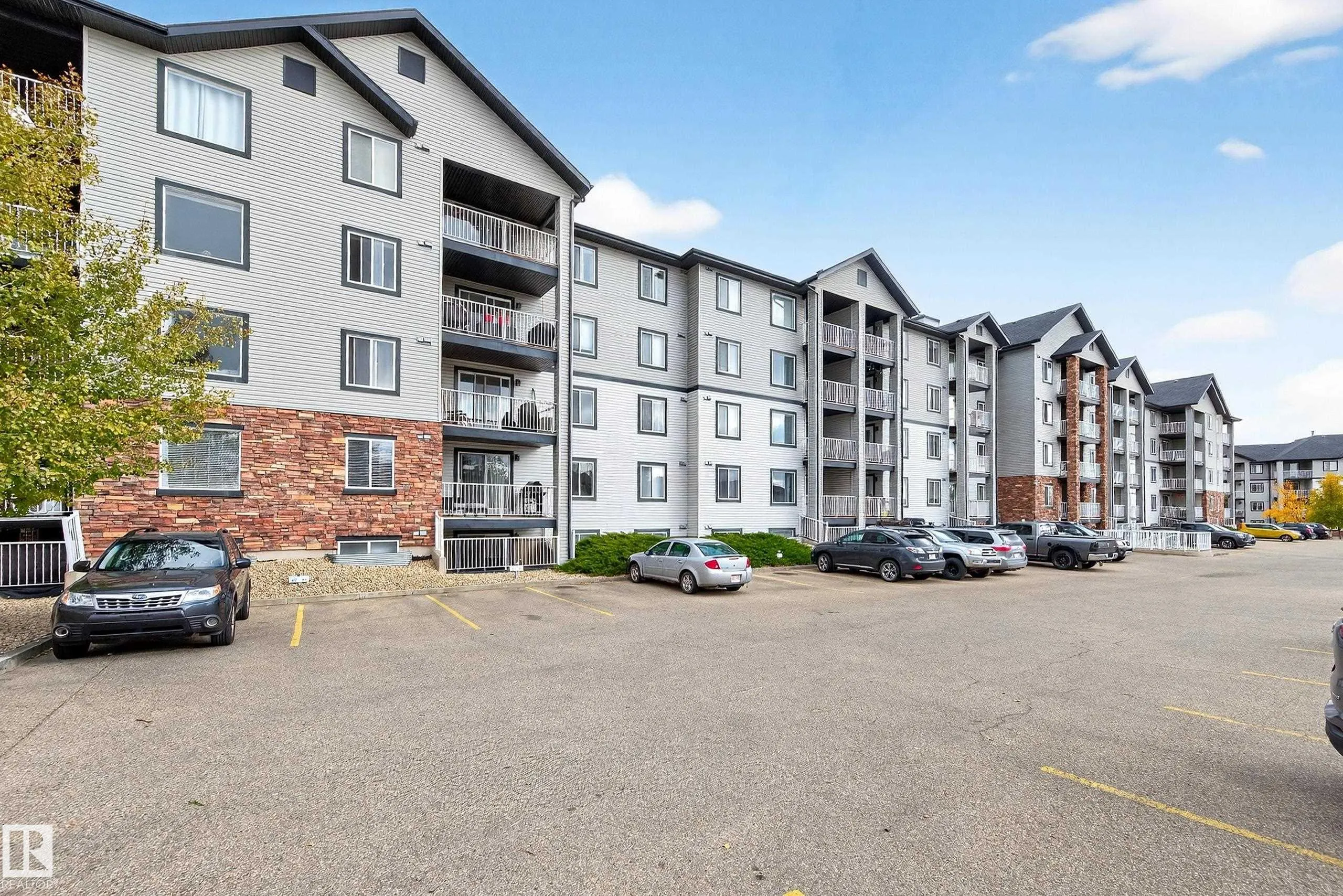 40 SUMMERWOOD Boulevard