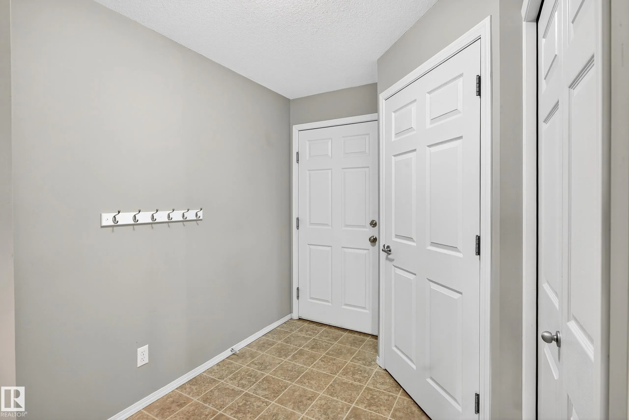 40 SUMMERWOOD Boulevard