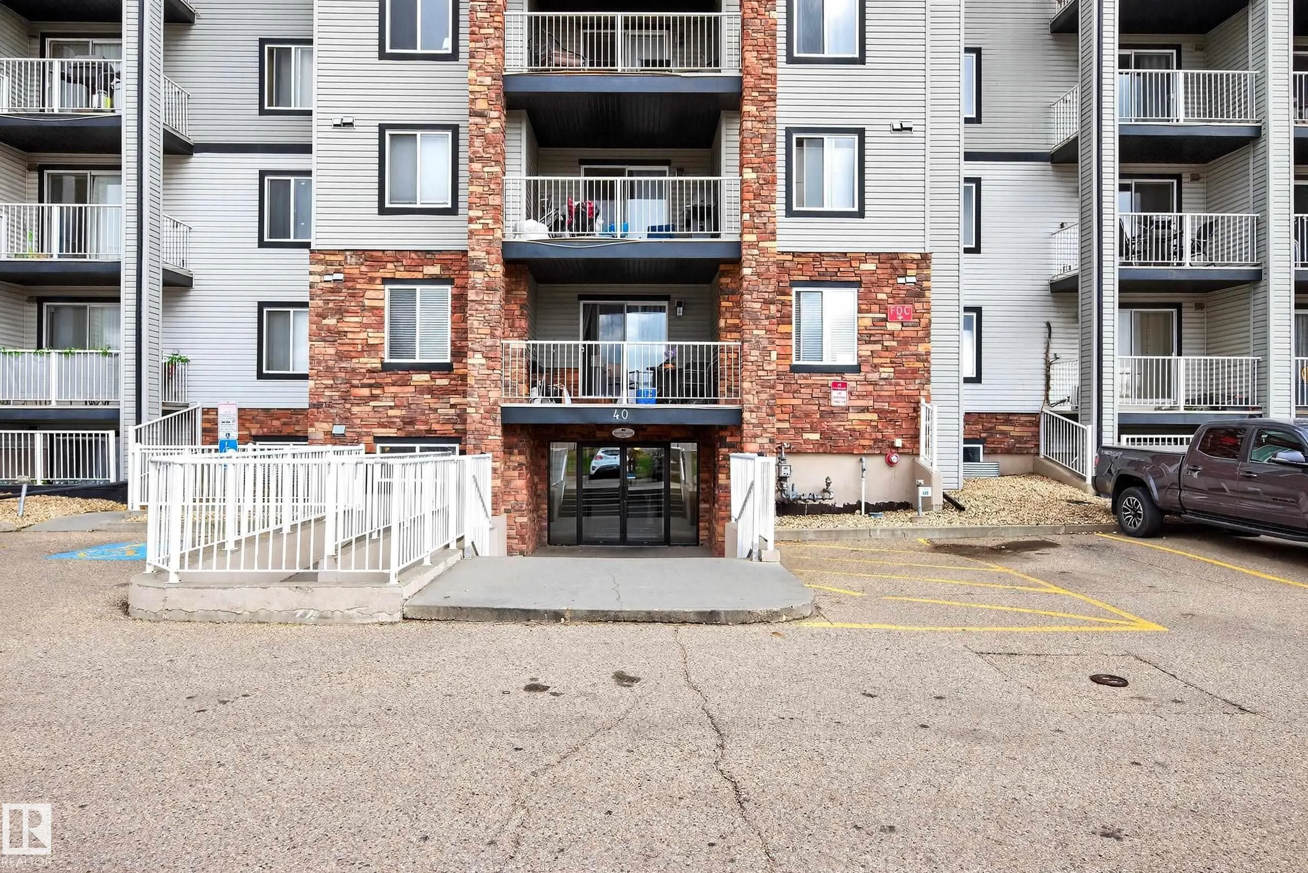 40 SUMMERWOOD Boulevard