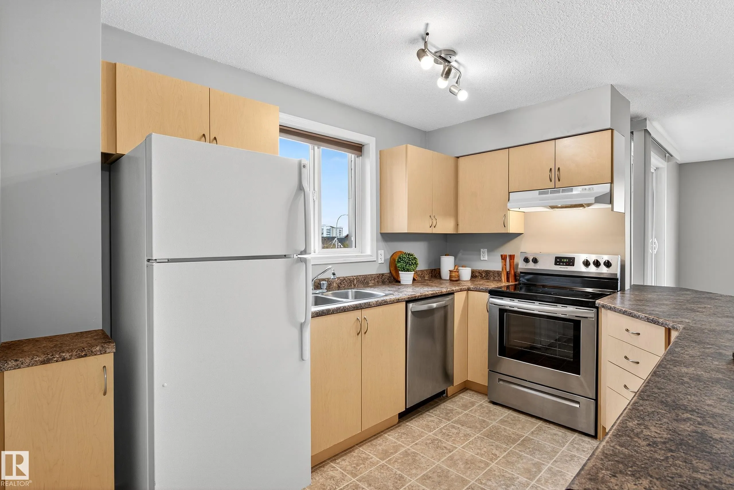 40 SUMMERWOOD Boulevard