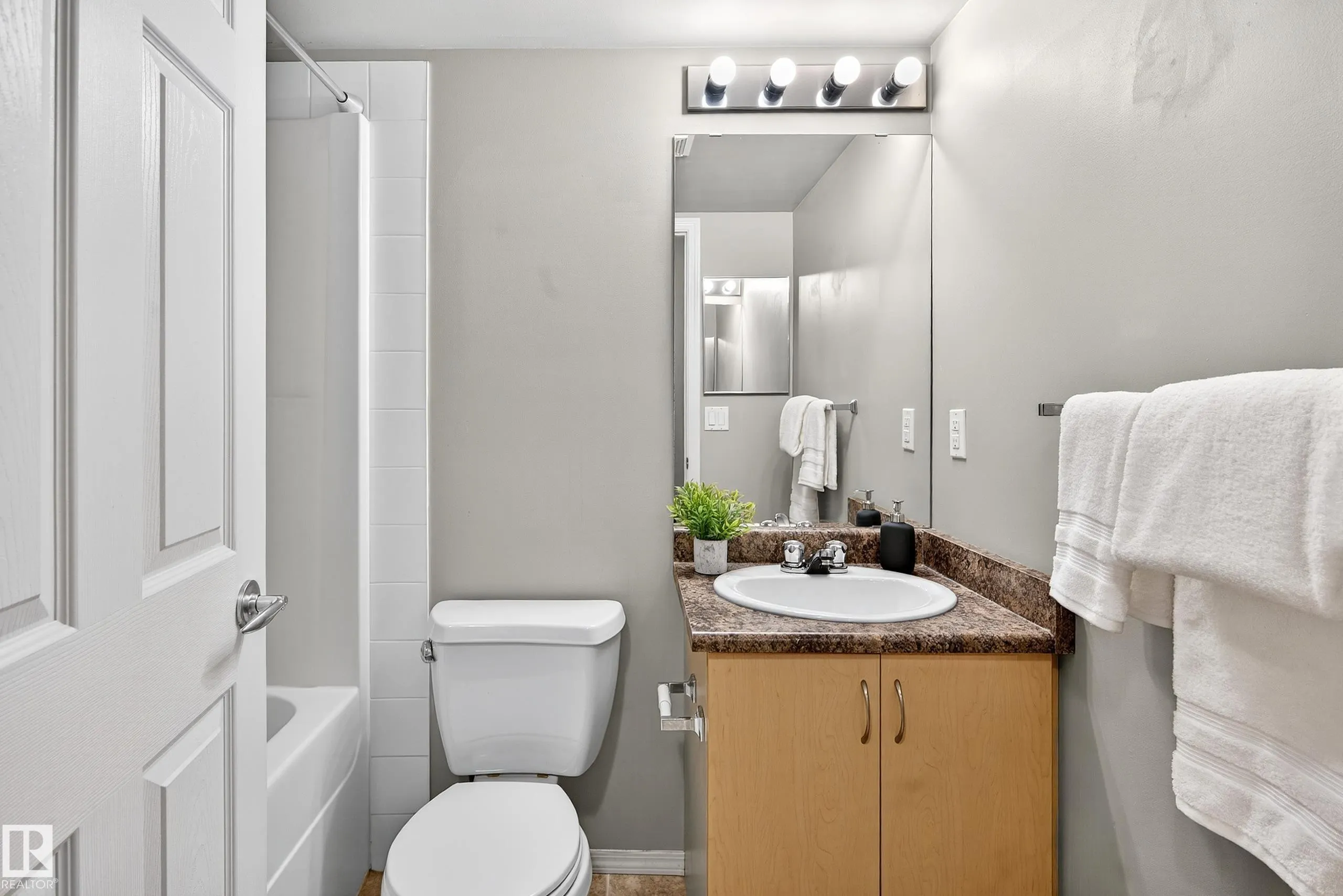 40 SUMMERWOOD Boulevard