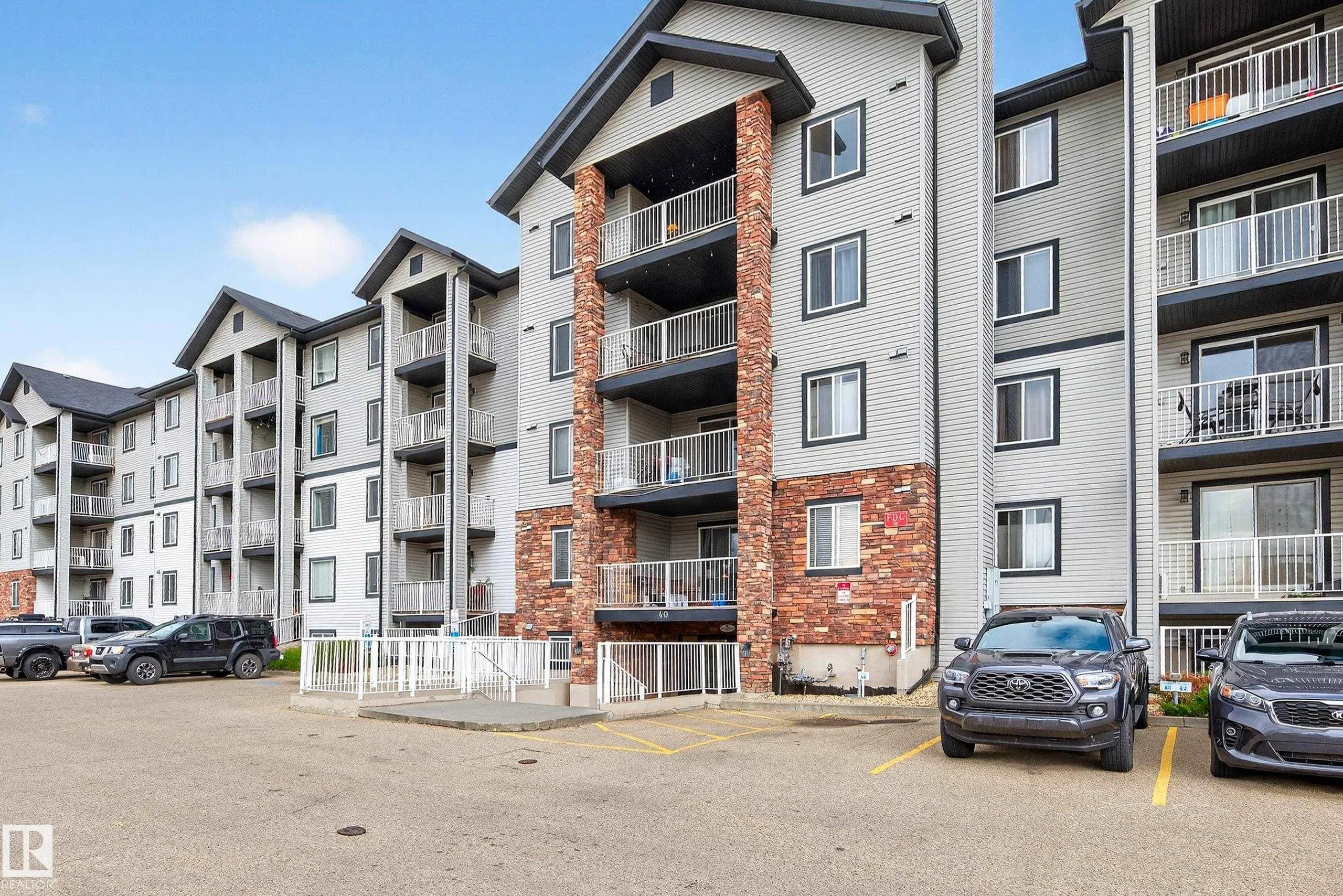 40 SUMMERWOOD Boulevard