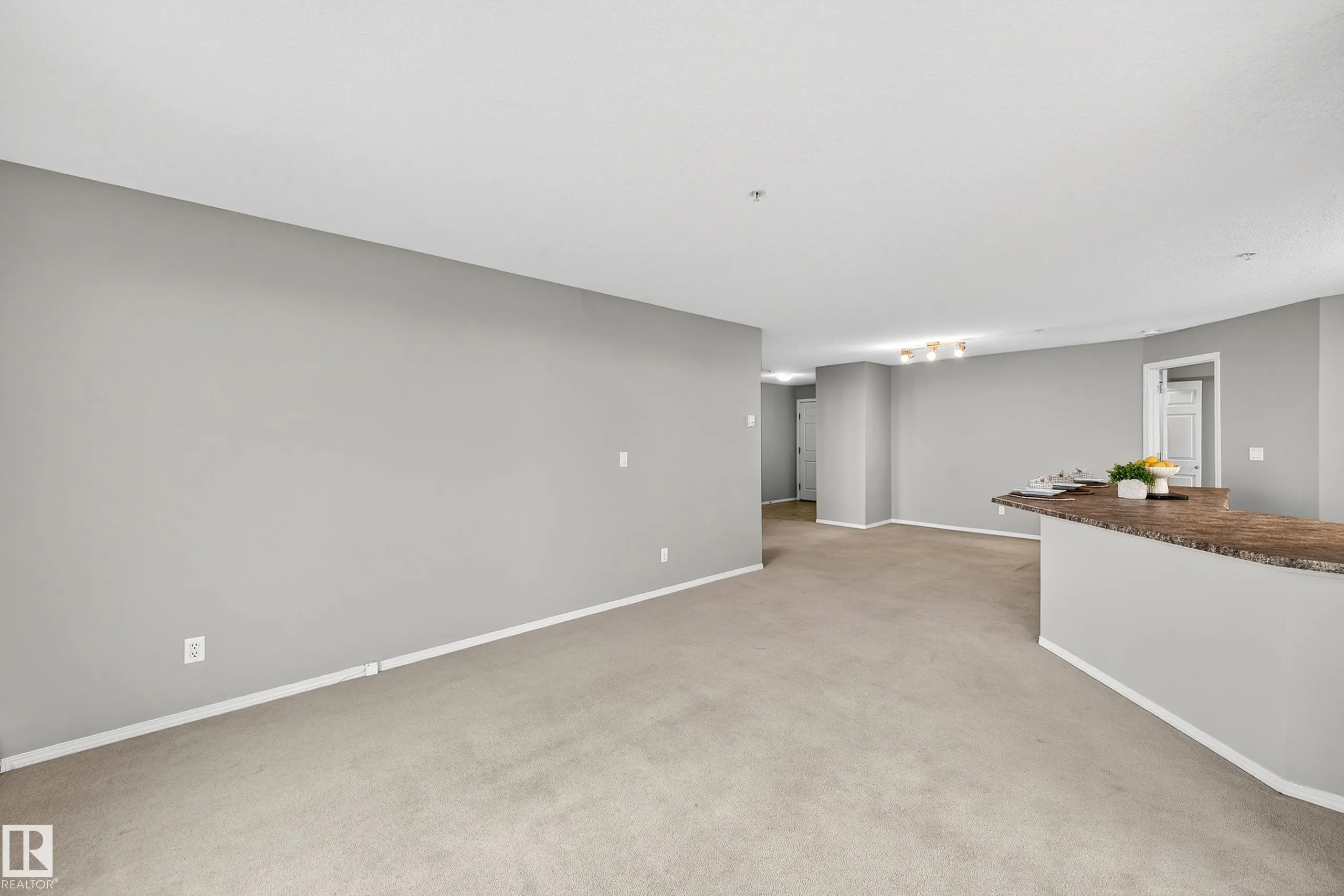 40 SUMMERWOOD Boulevard