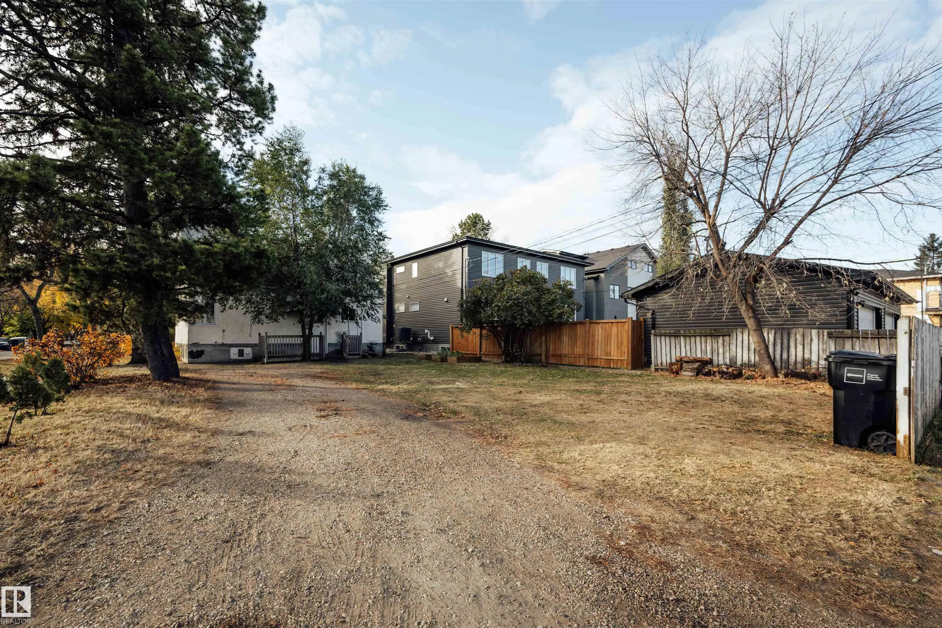11302 75 Avenue