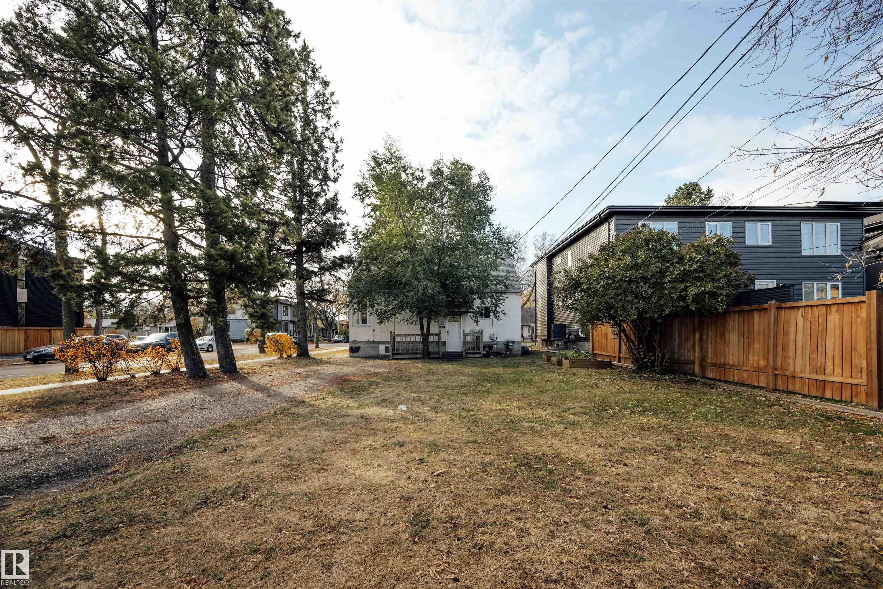 11302 75 Avenue