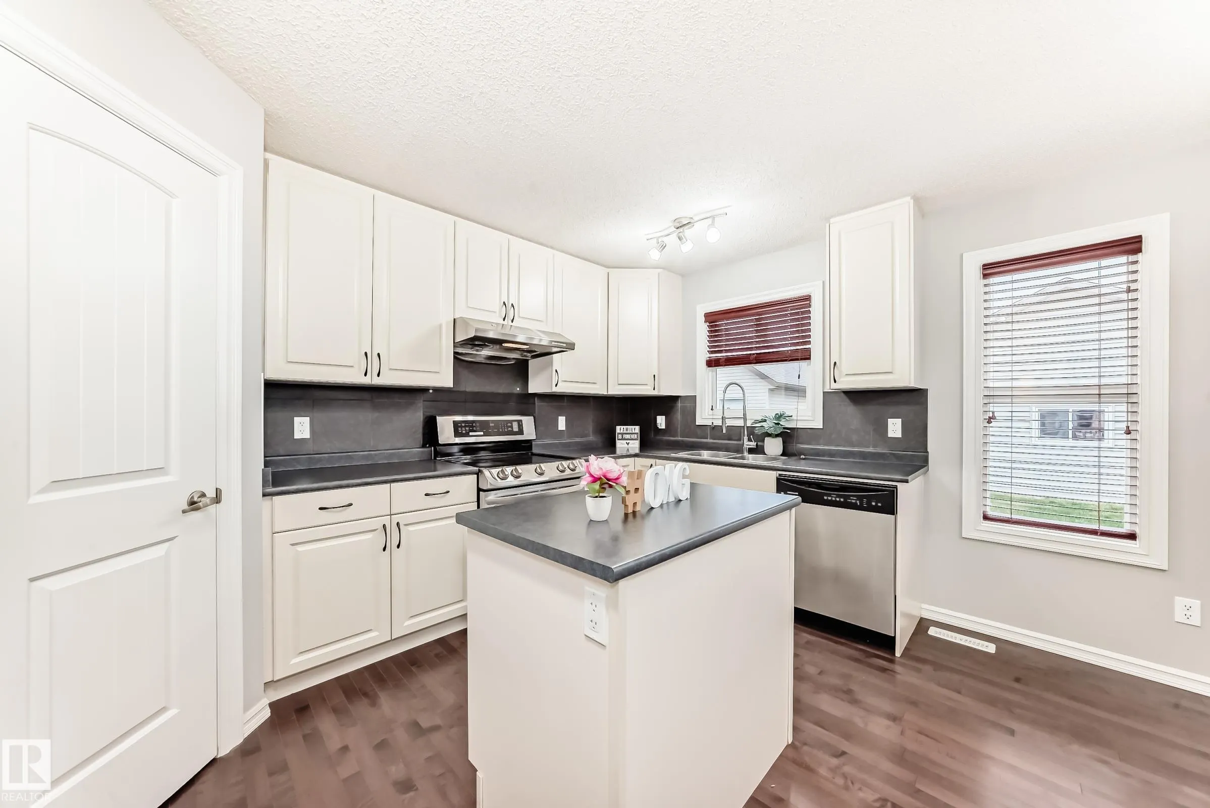 1515 TOWNE CENTRE Boulevard