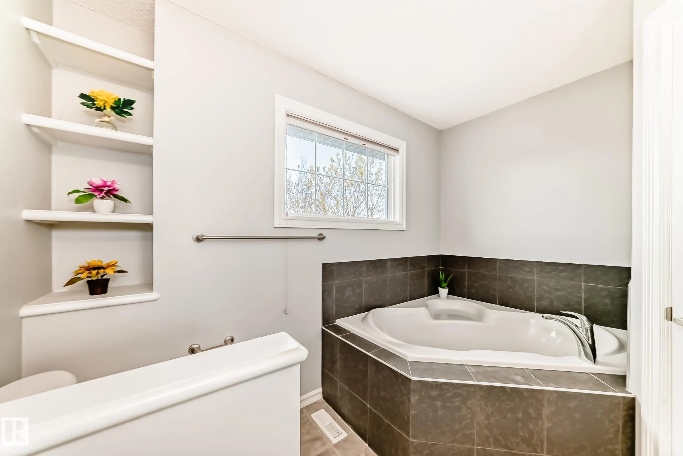 1515 TOWNE CENTRE Boulevard