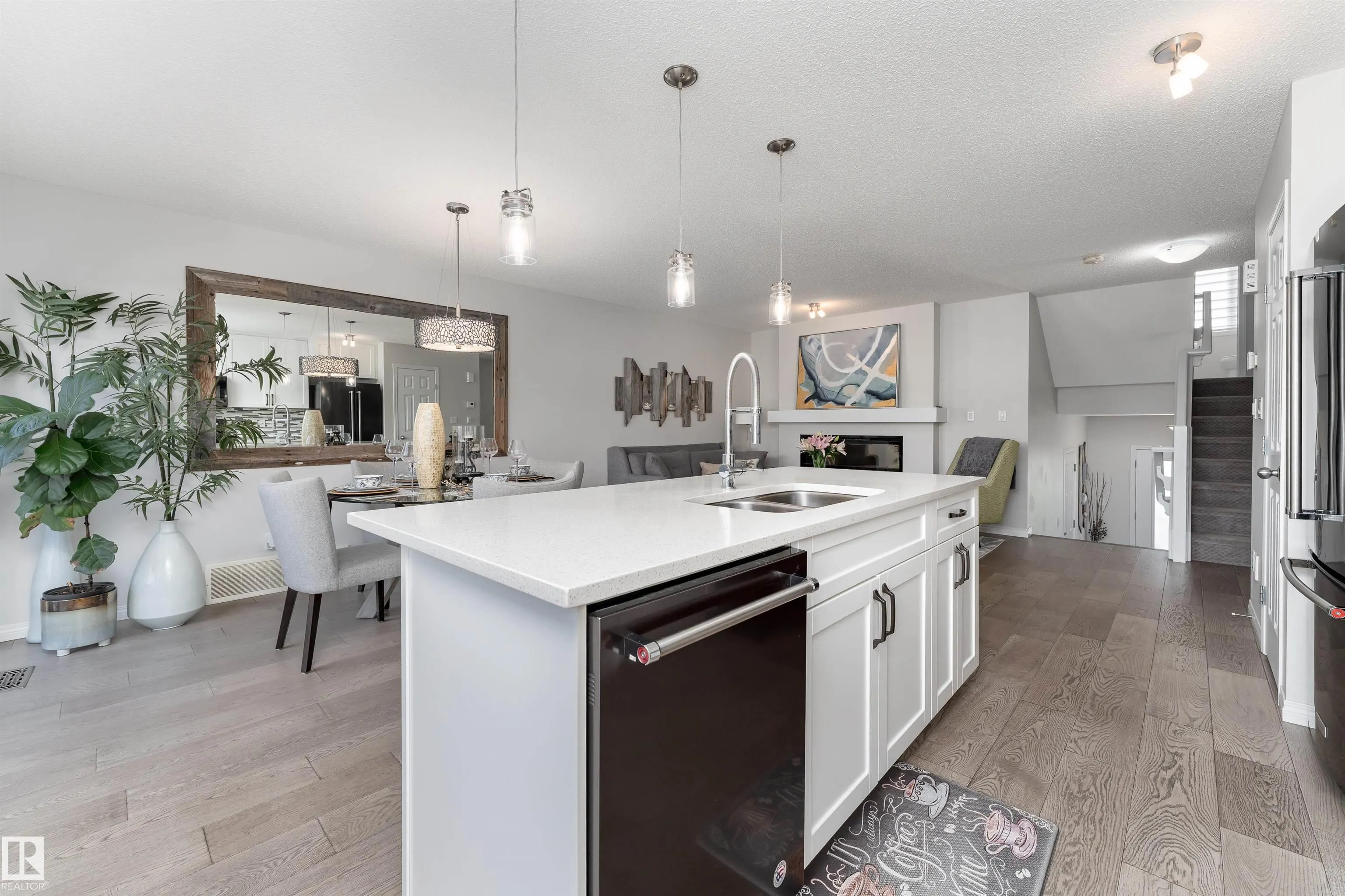 2104 PRICE LANDING Landing