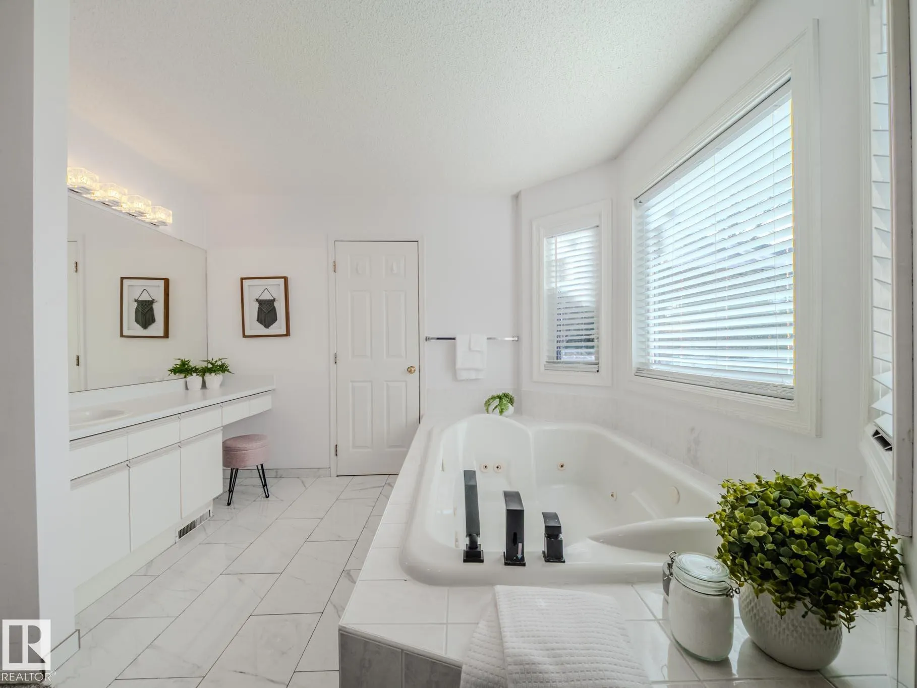 14 HERITAGE Boulevard