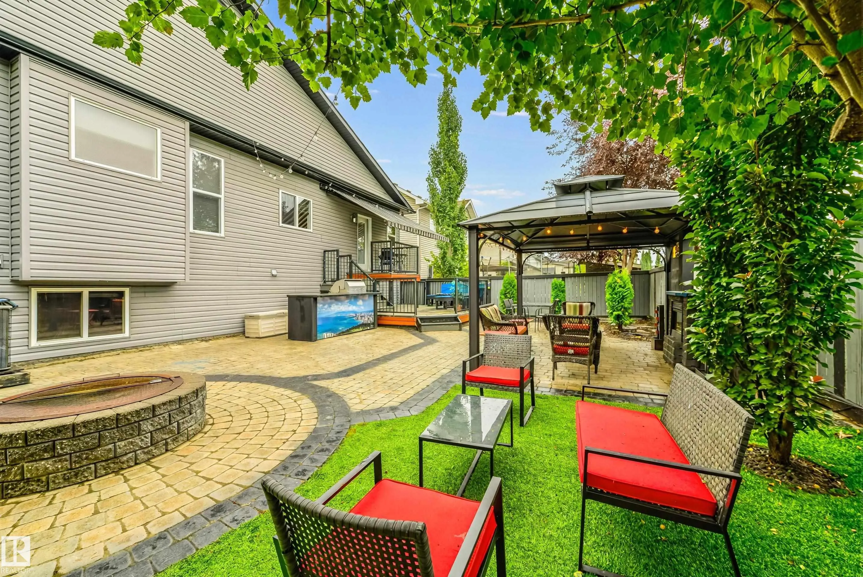 60 HUNTINGTON Crescent