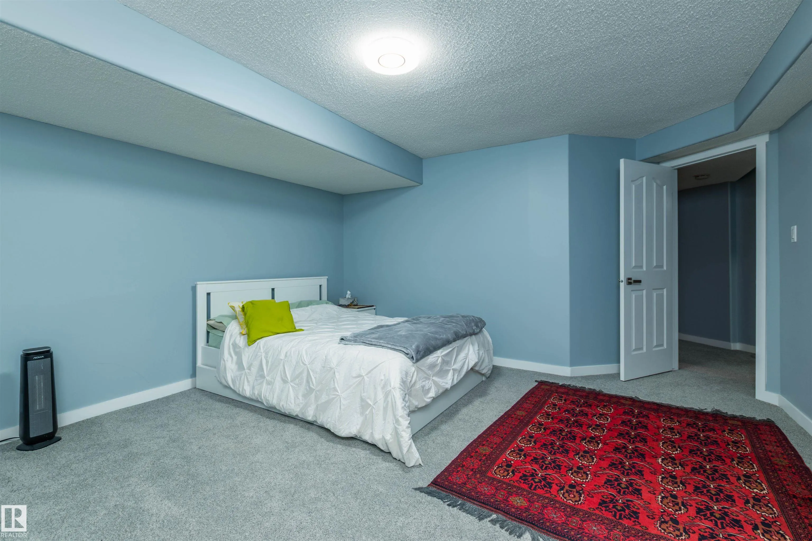 208 Rainbow Crescent