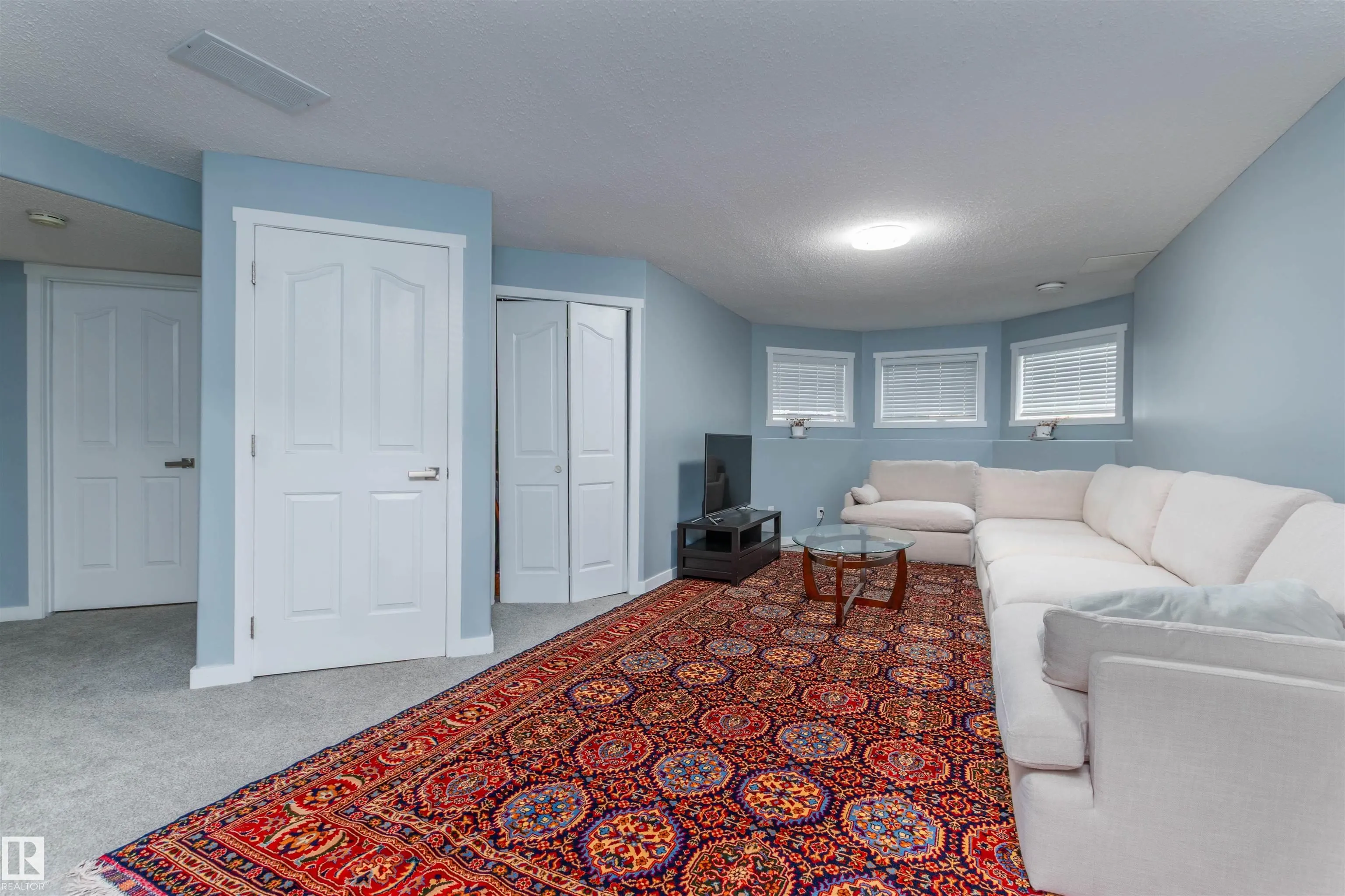 208 Rainbow Crescent