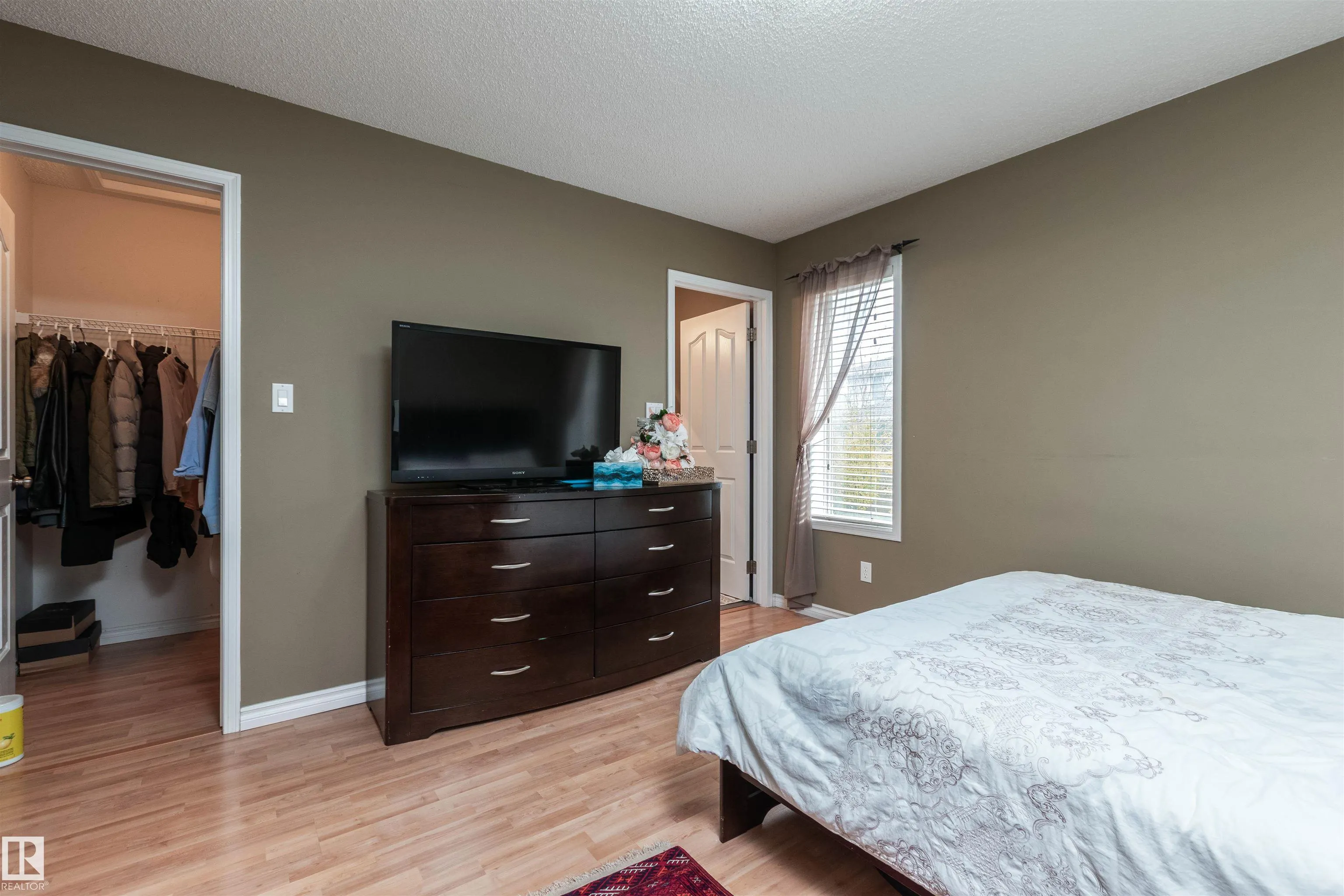 208 Rainbow Crescent