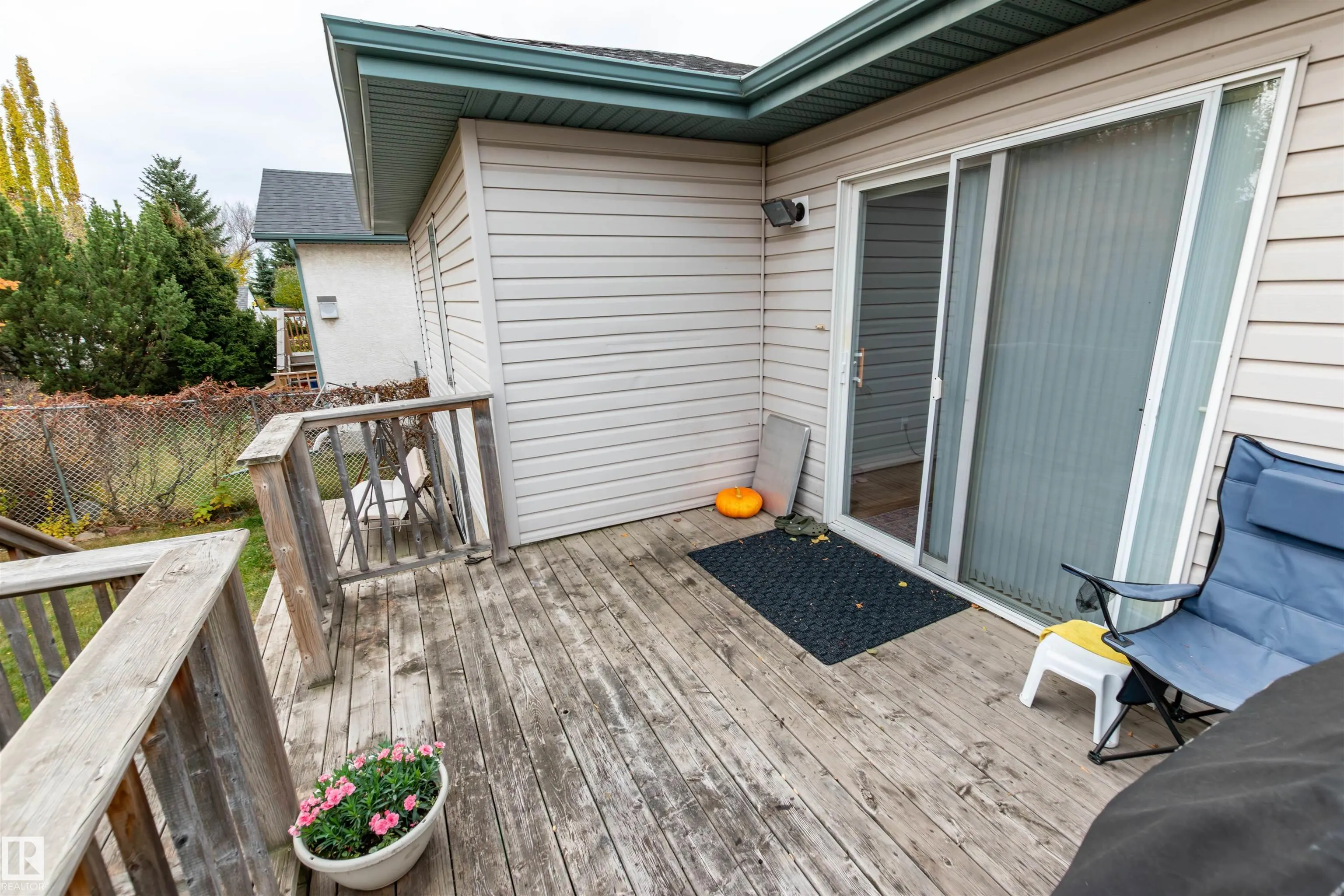 208 Rainbow Crescent