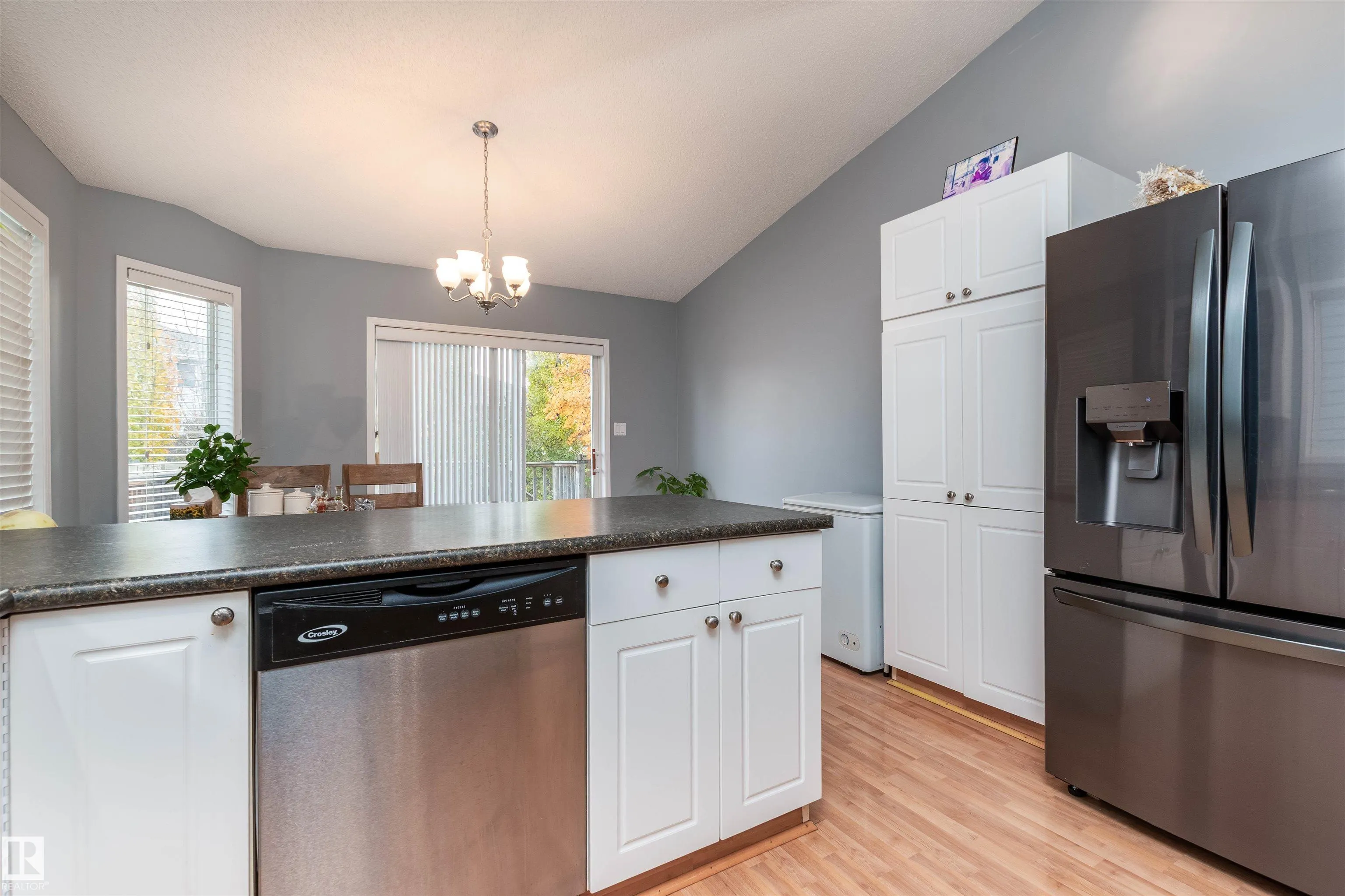 208 Rainbow Crescent