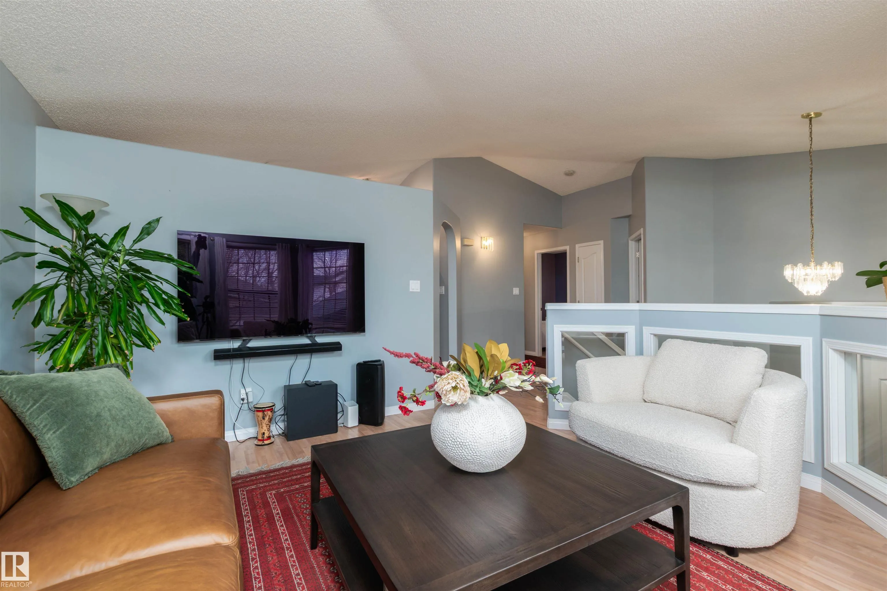 208 Rainbow Crescent