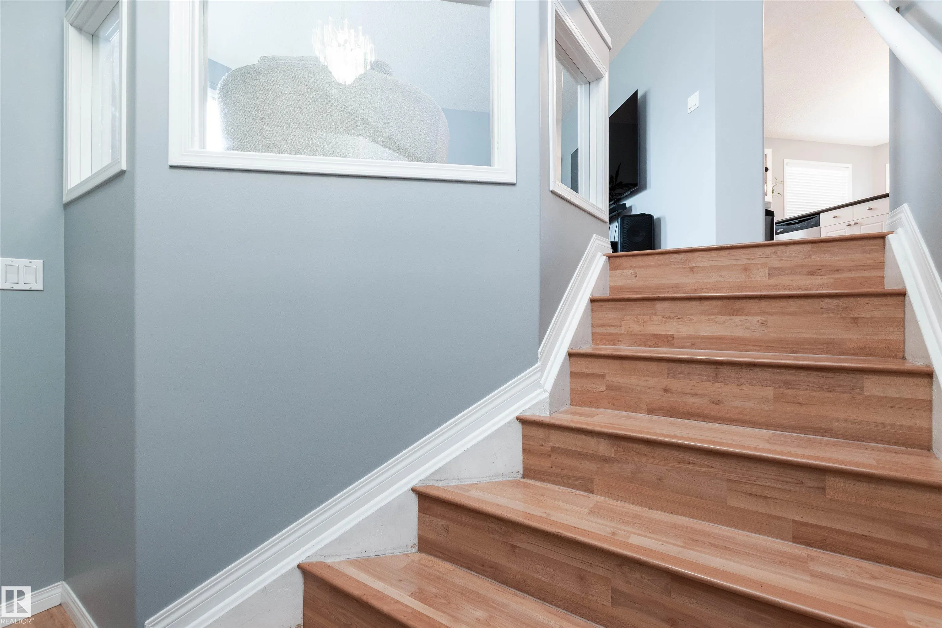 208 Rainbow Crescent