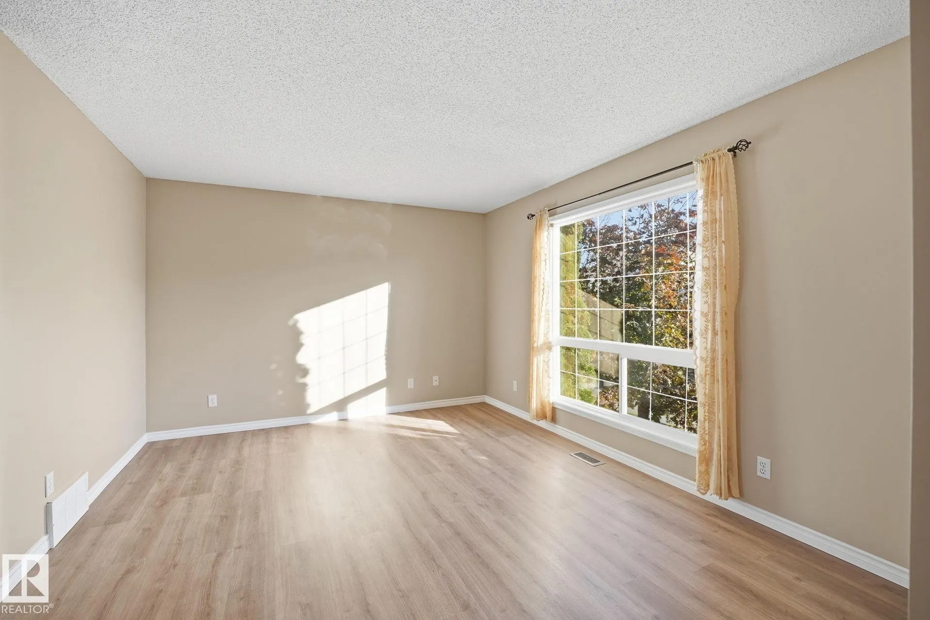 40 BIRCHGLEN Crescent