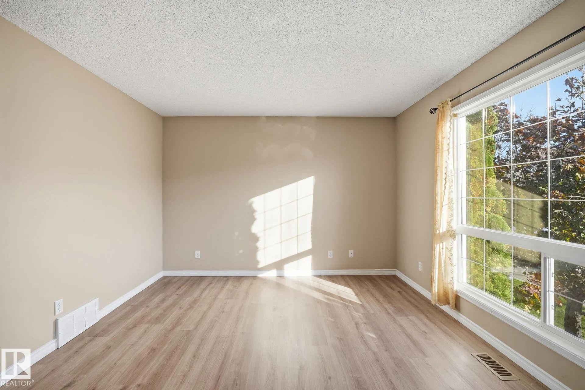 40 BIRCHGLEN Crescent