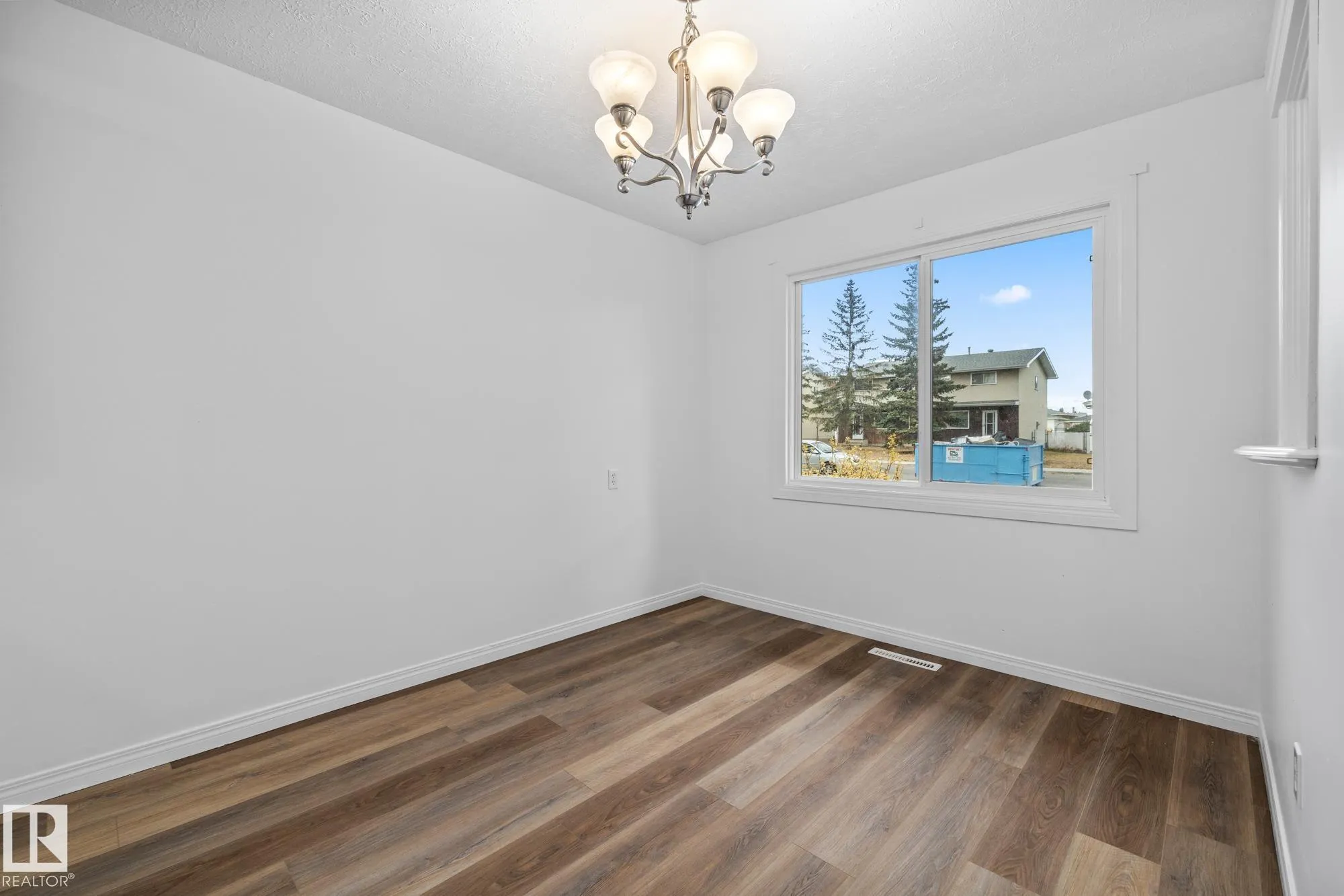 137 LONDONDERRY SQUARE