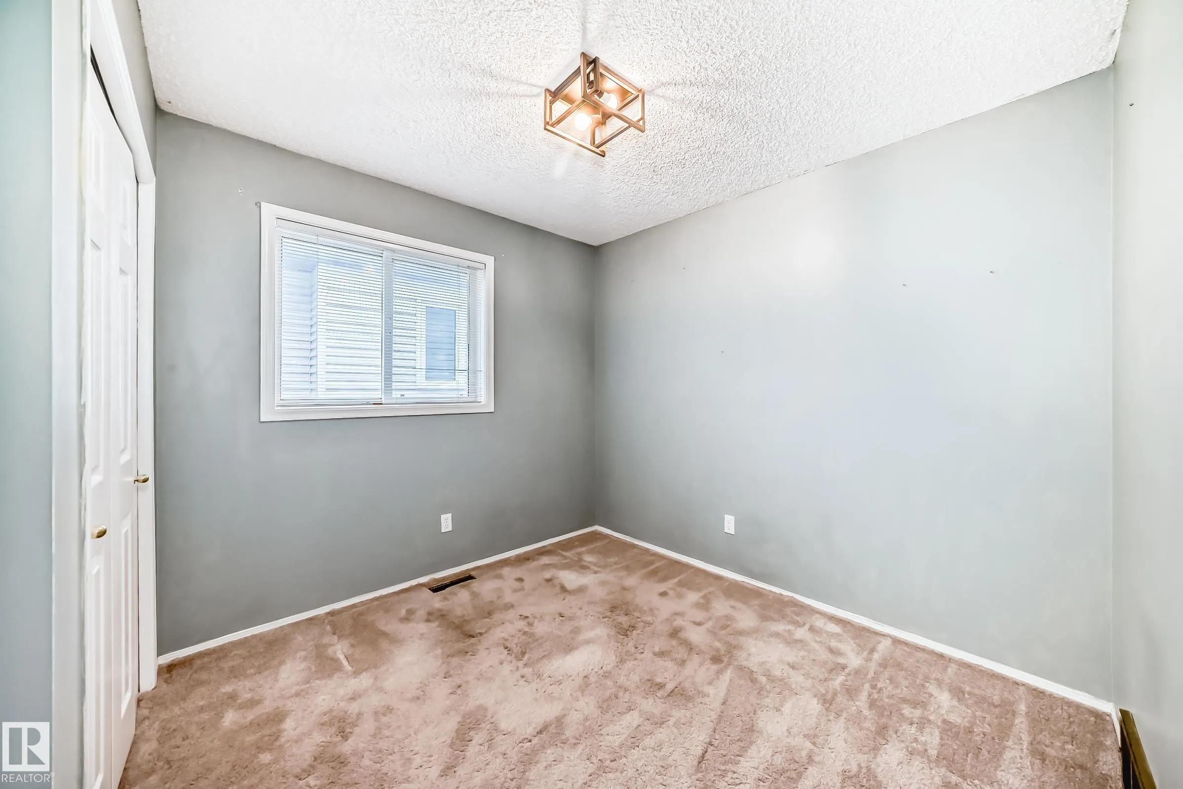 103 Woodside Crescent