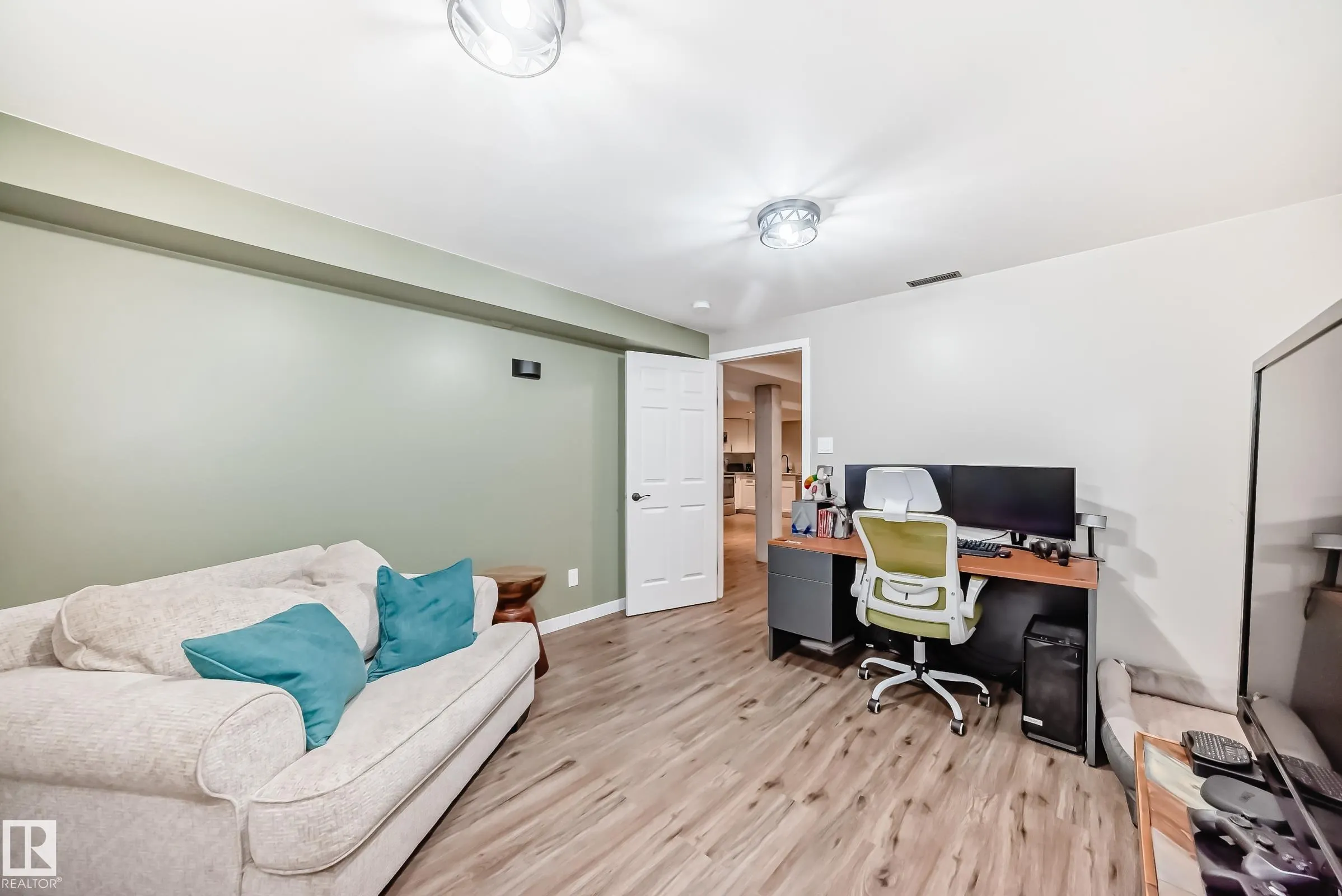 103 Woodside Crescent