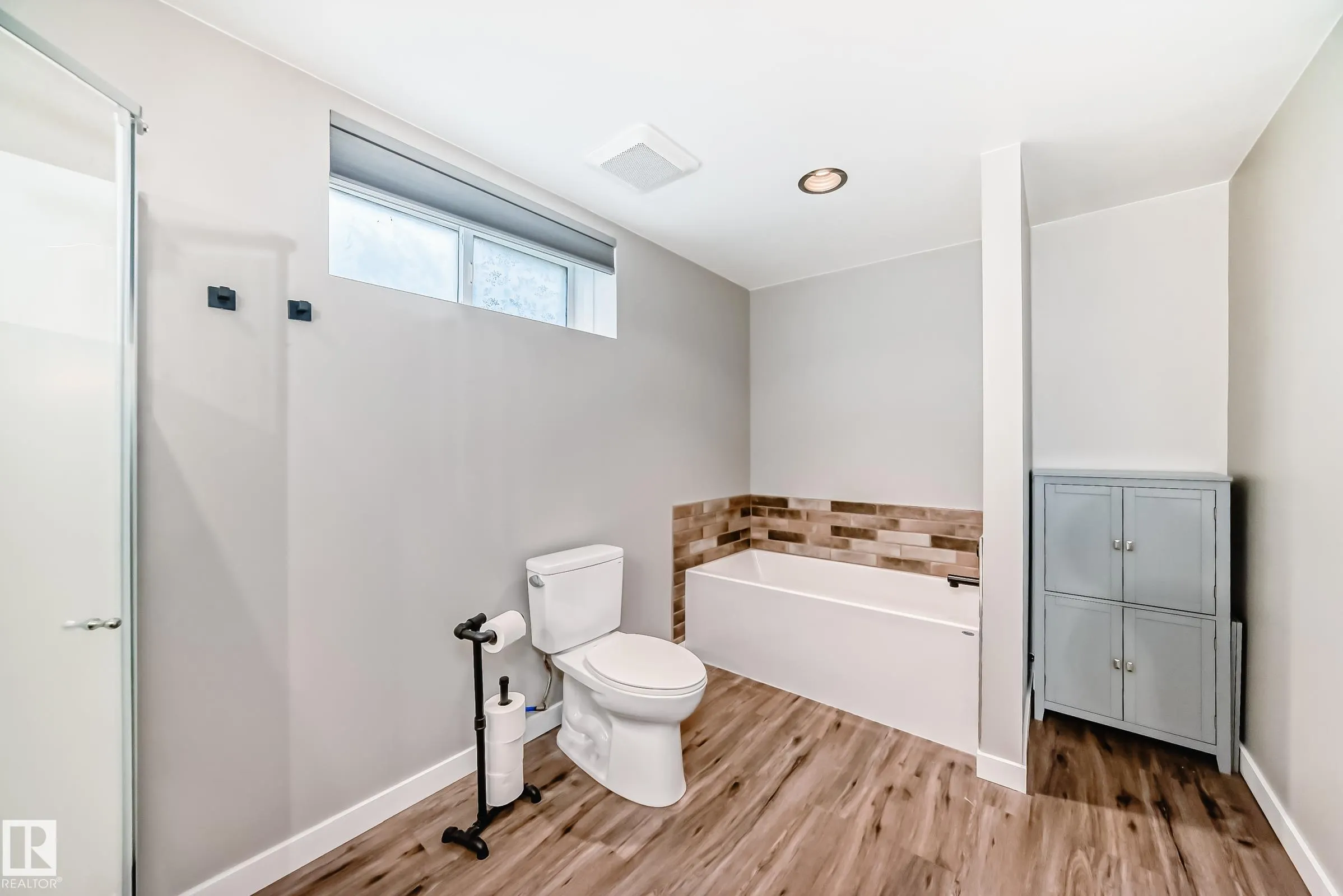 103 Woodside Crescent