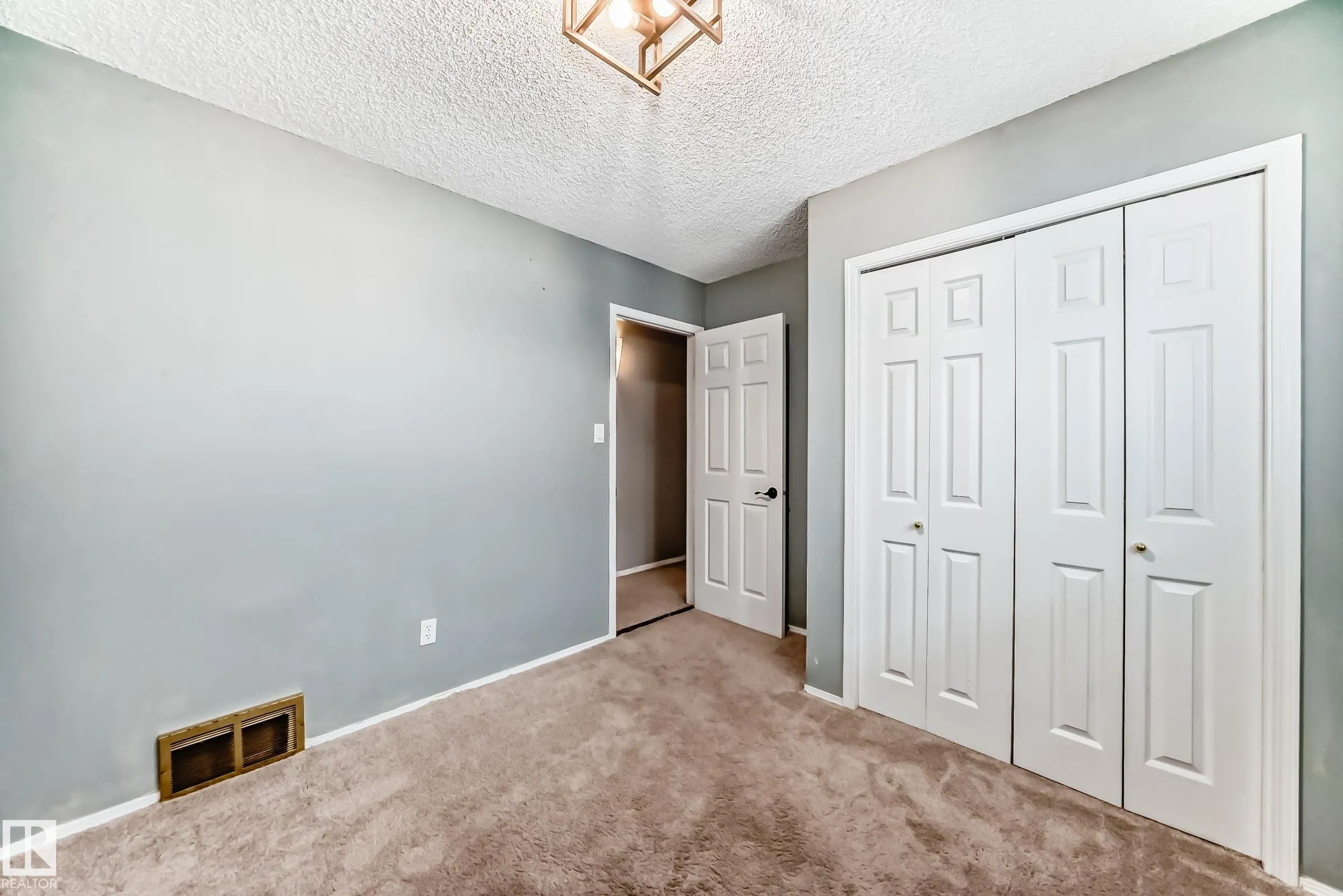 103 Woodside Crescent