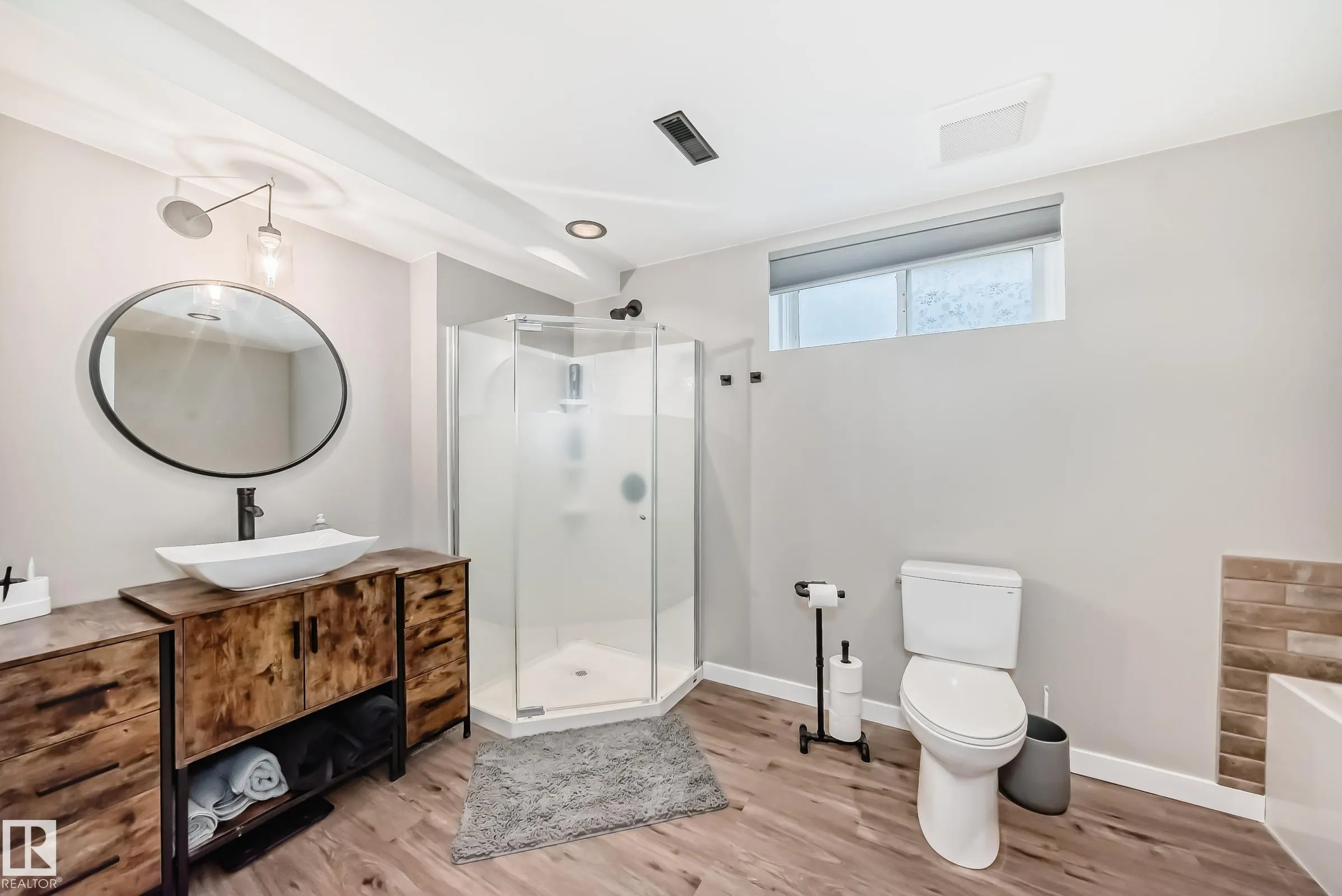 103 Woodside Crescent