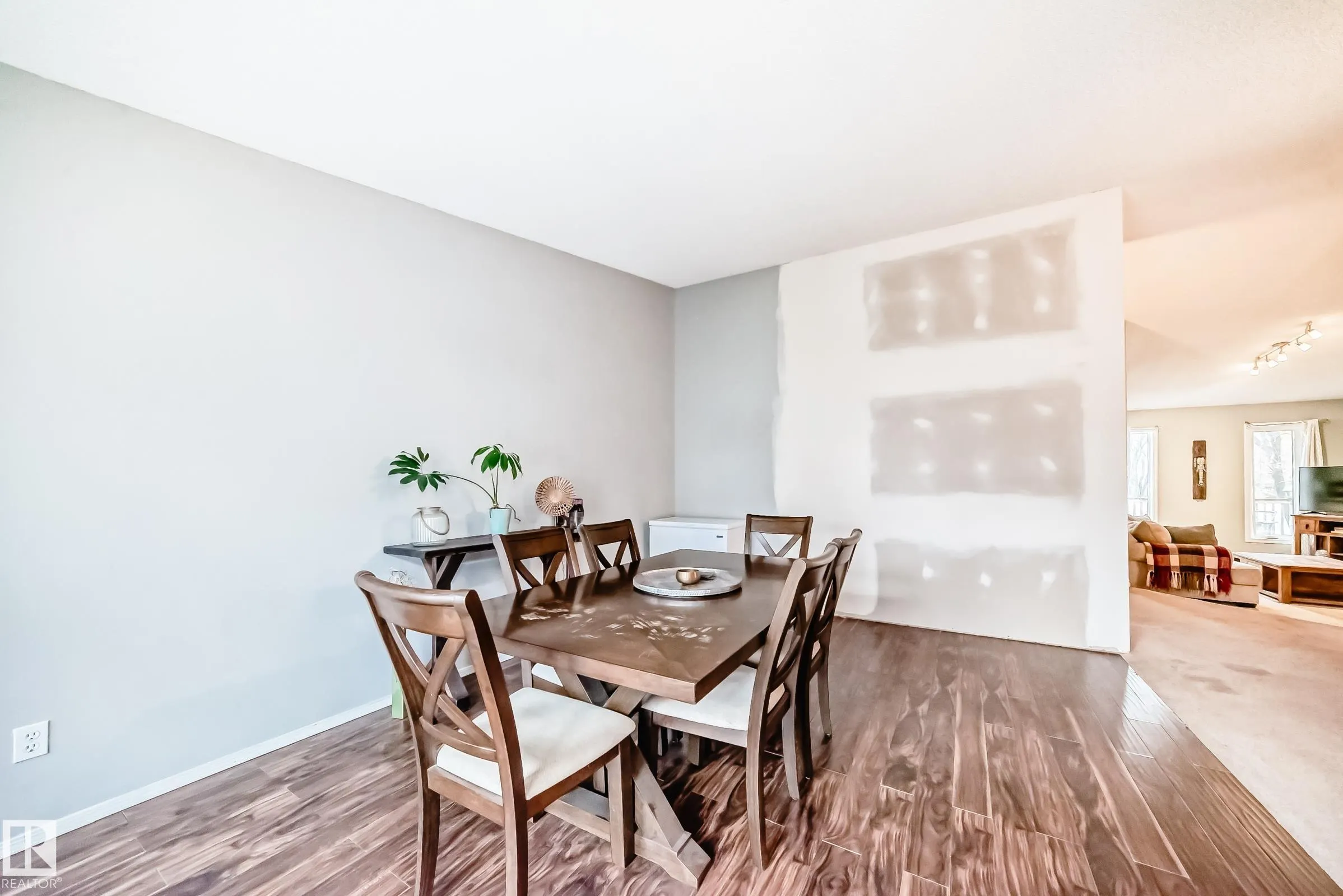 103 Woodside Crescent