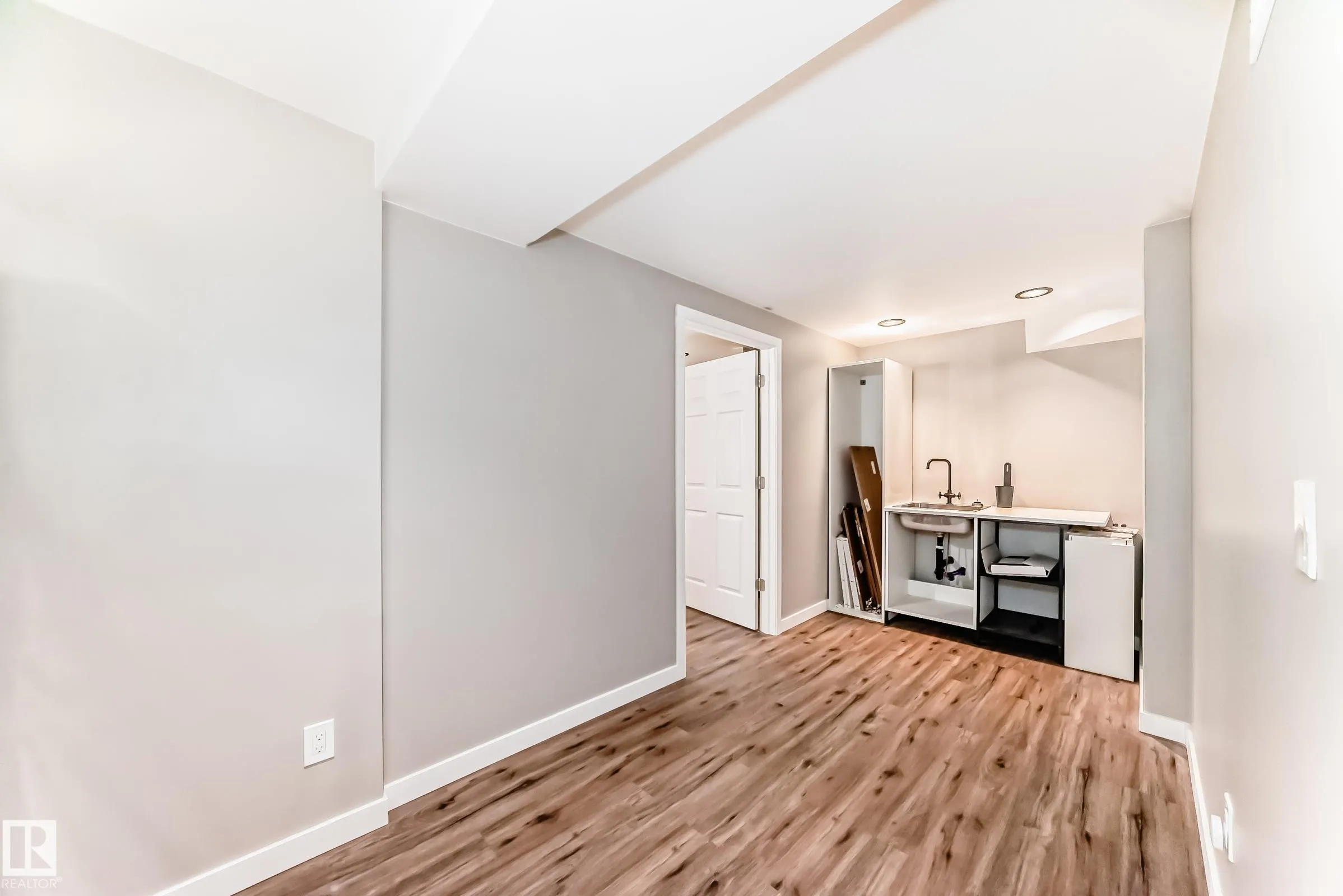 103 Woodside Crescent