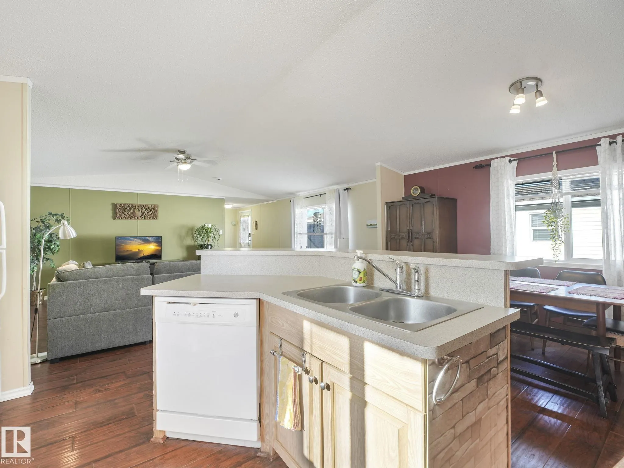 407 Oak Wood Crescent