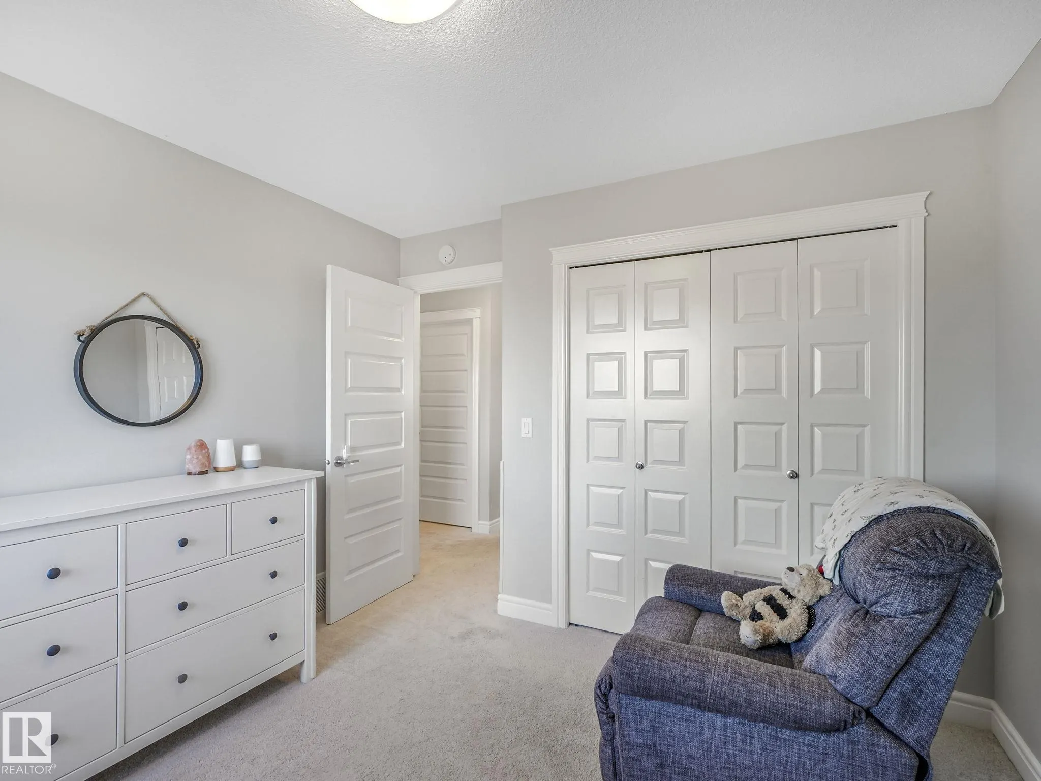 3881 ROBINS Crescent