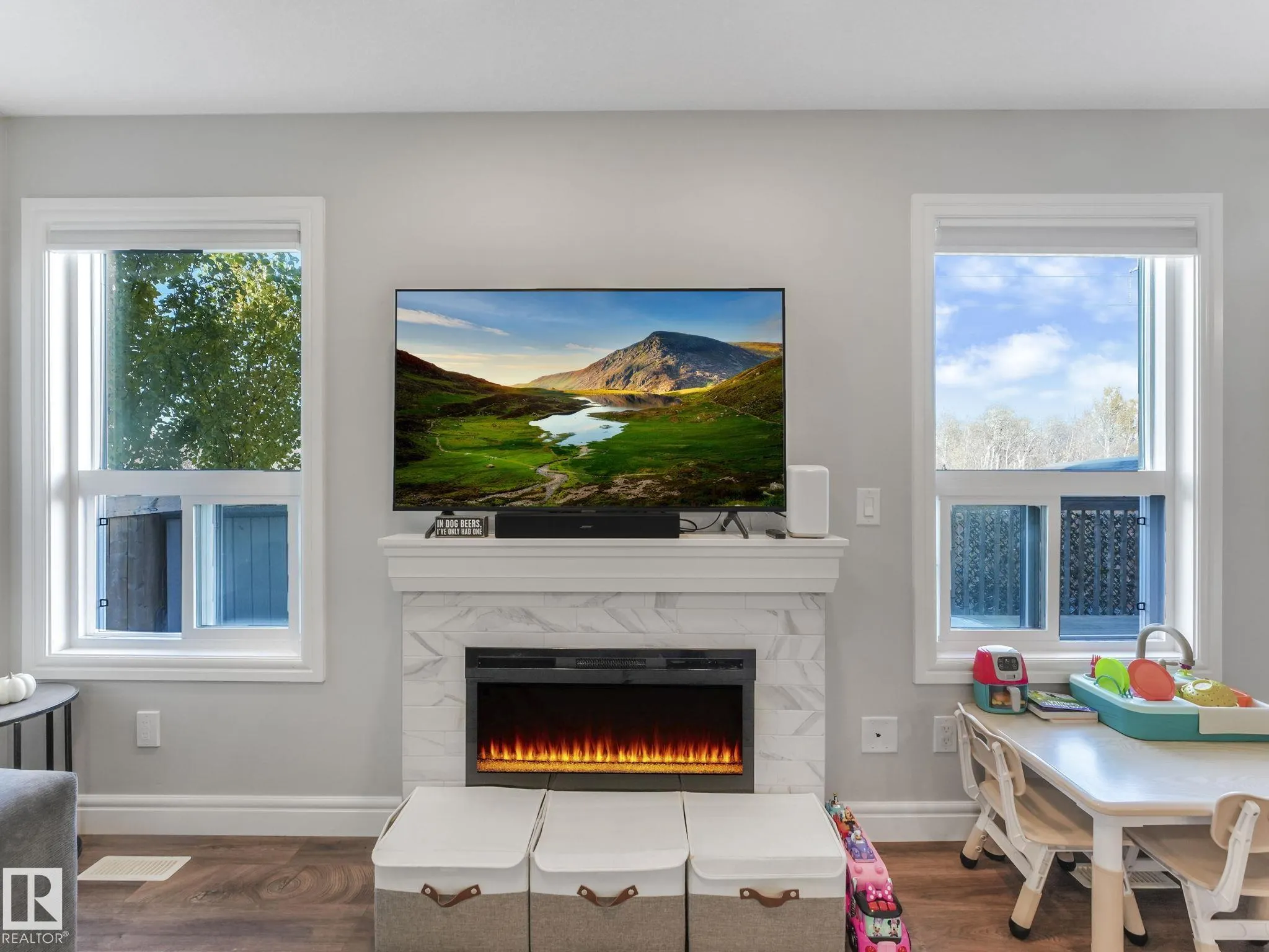 3881 ROBINS Crescent