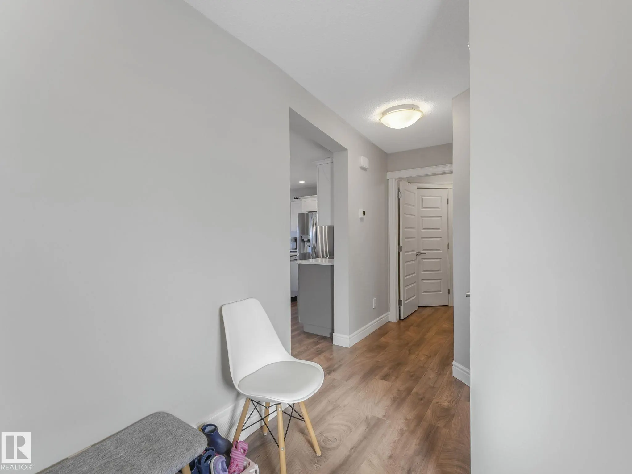 3881 ROBINS Crescent