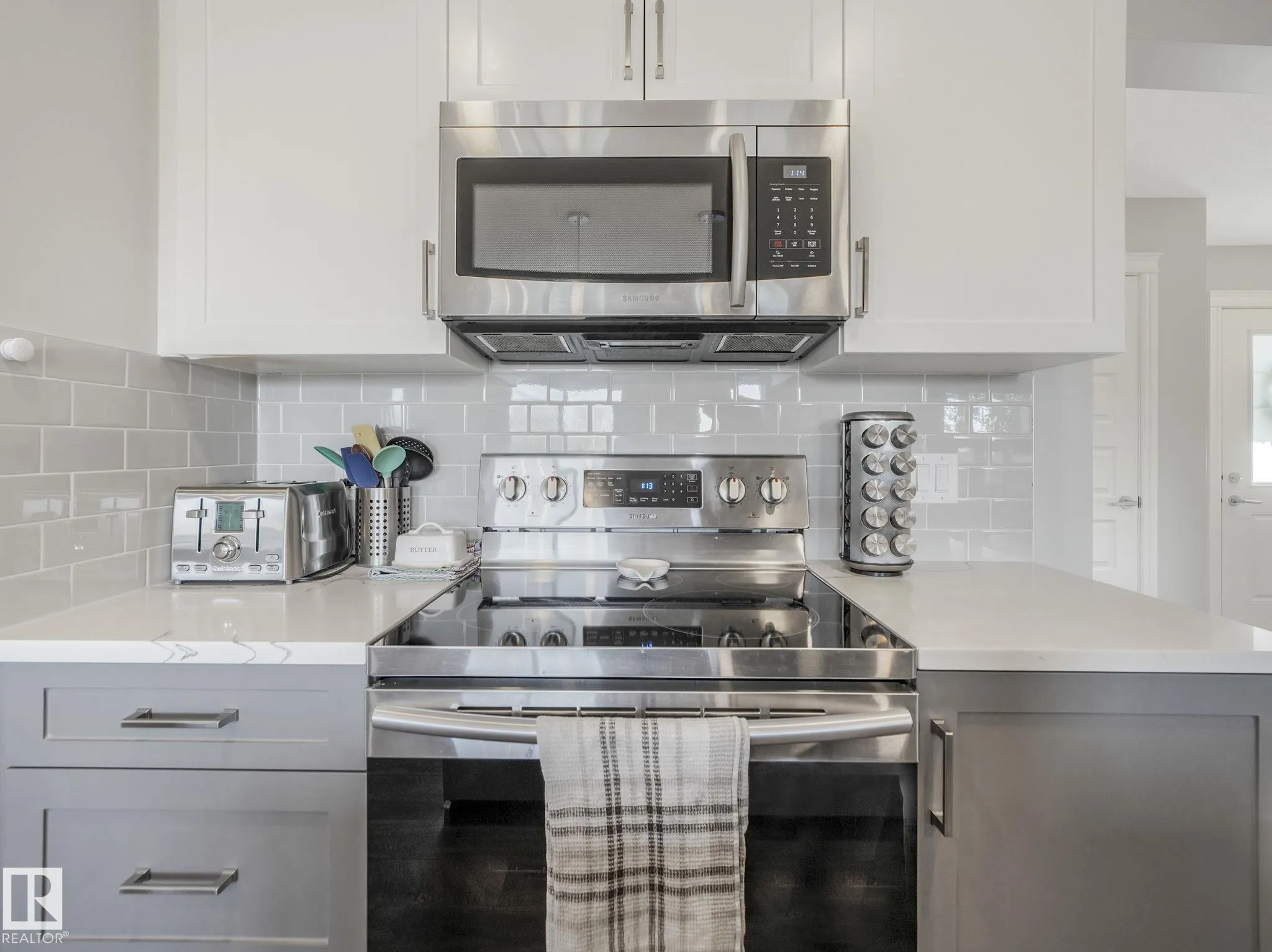 3881 ROBINS Crescent