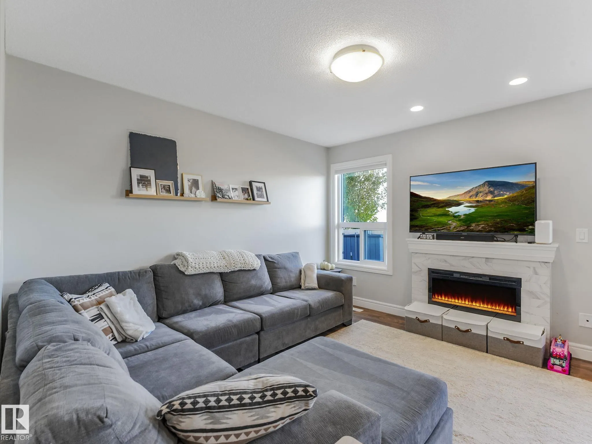 3881 ROBINS Crescent