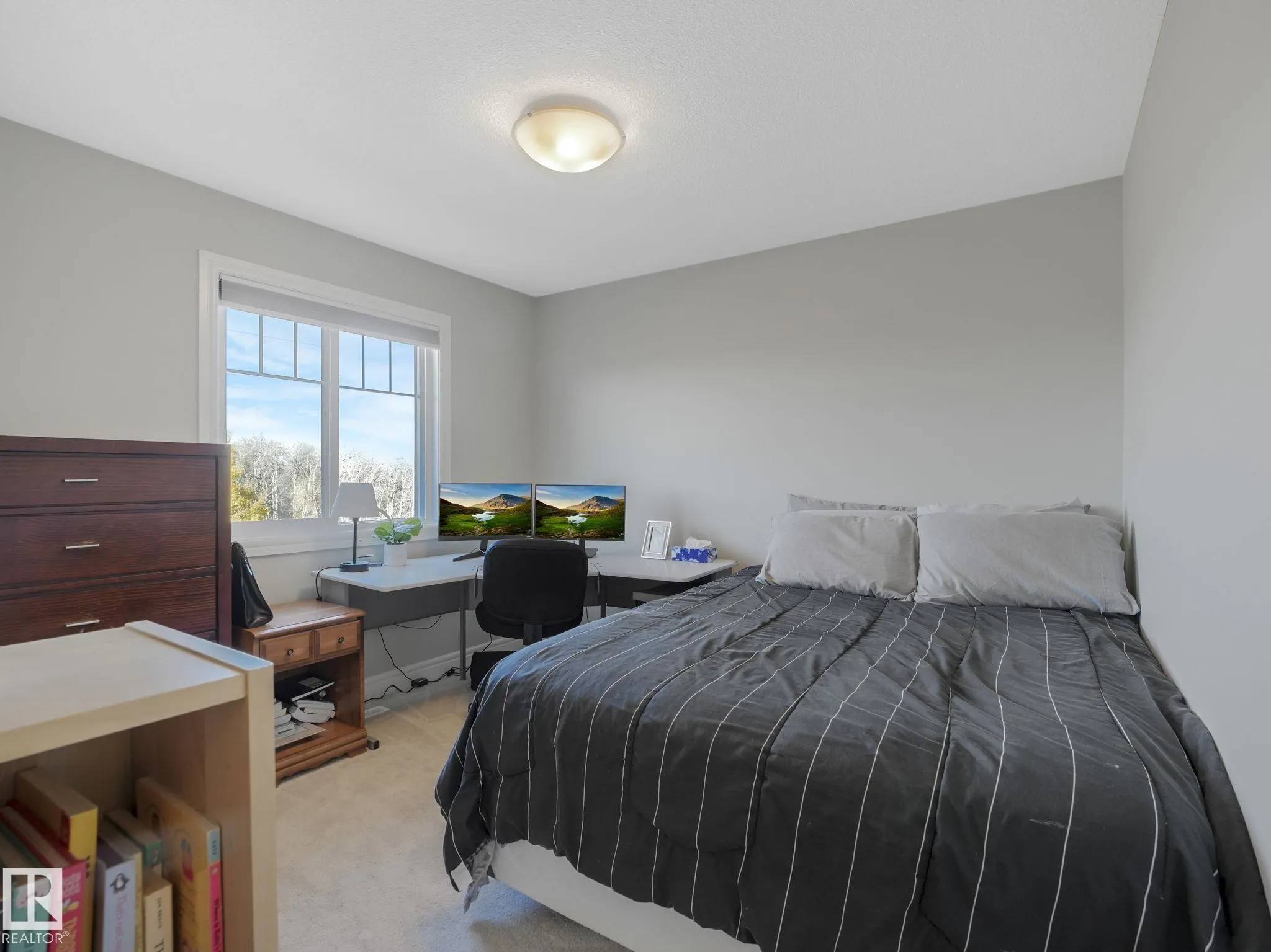 3881 ROBINS Crescent