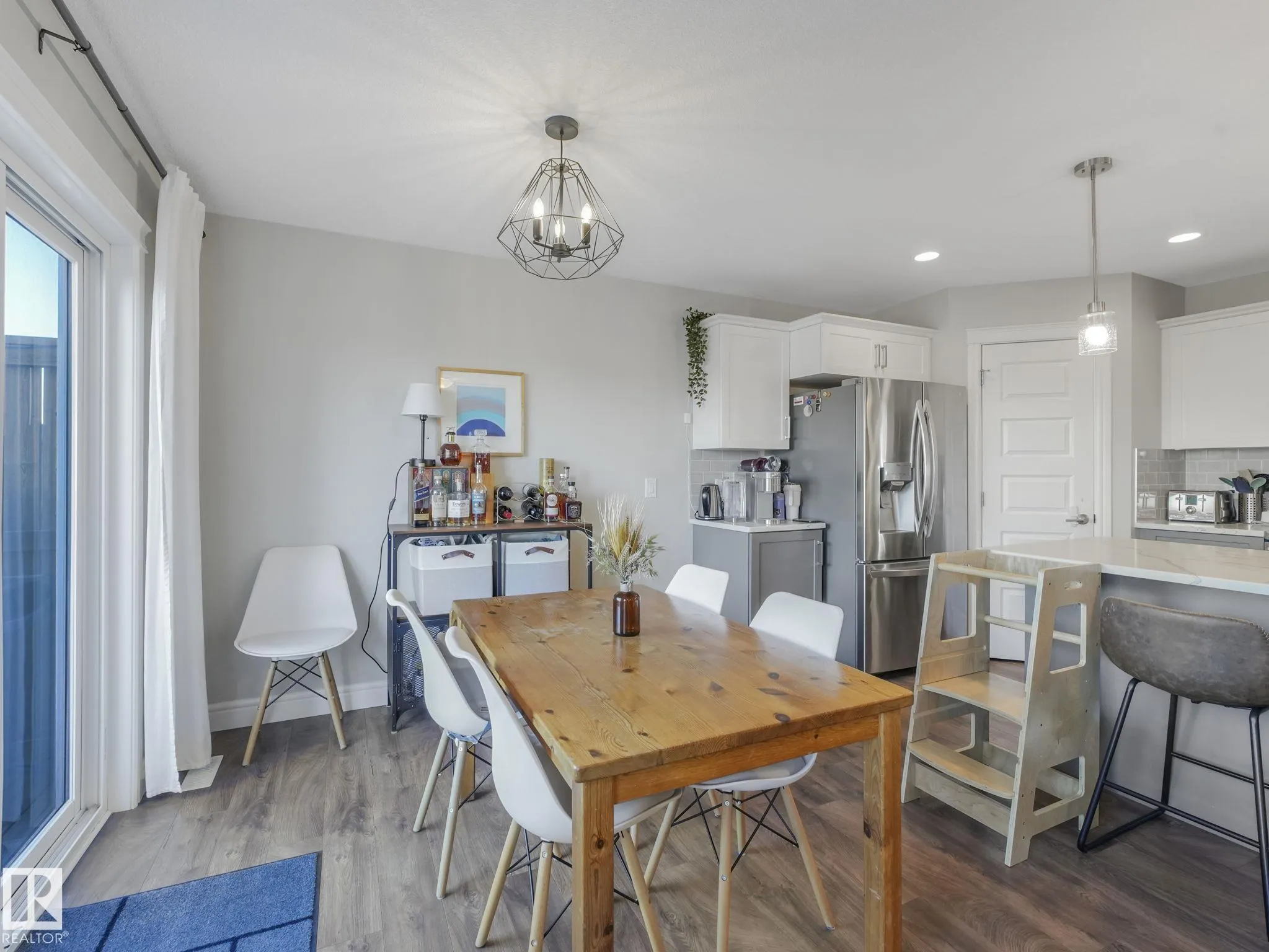 3881 ROBINS Crescent