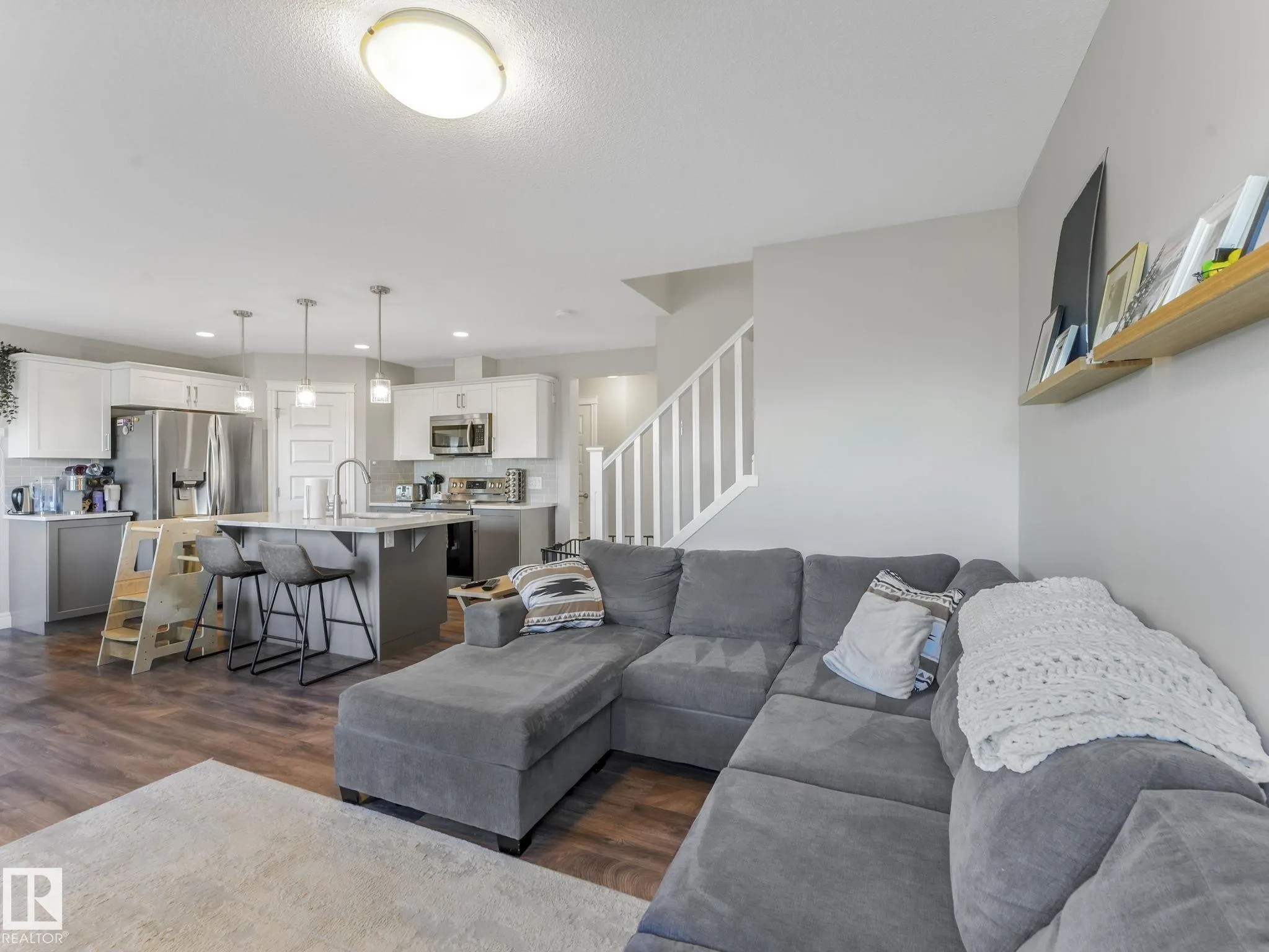 3881 ROBINS Crescent