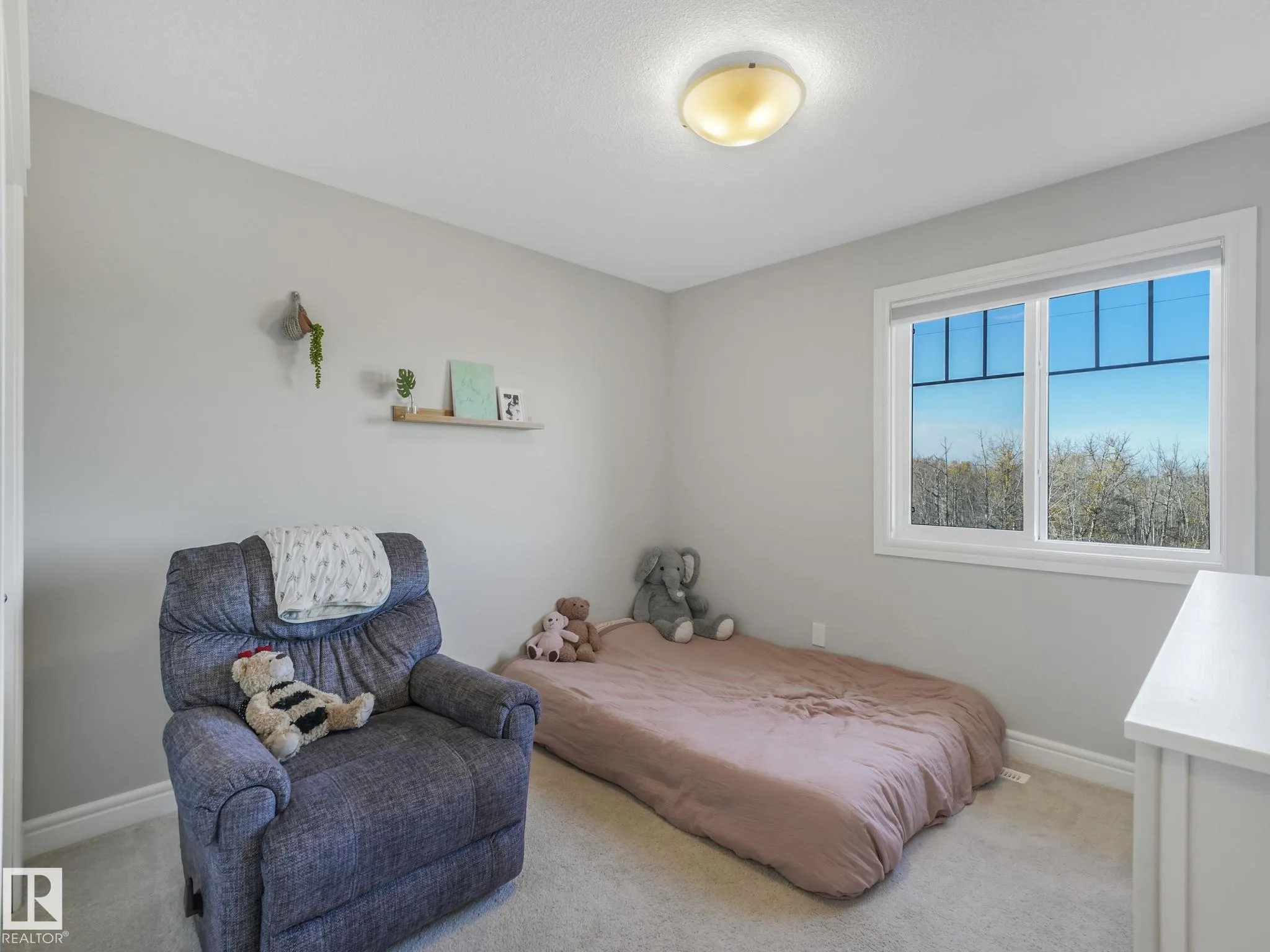 3881 ROBINS Crescent