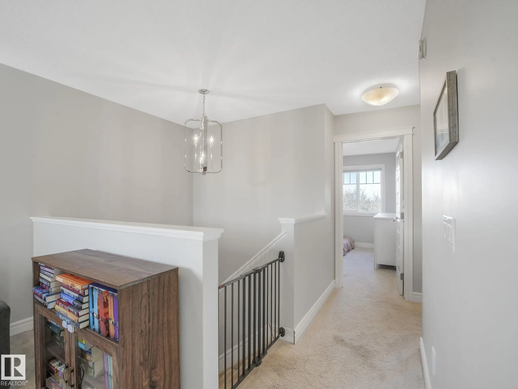 3881 ROBINS Crescent