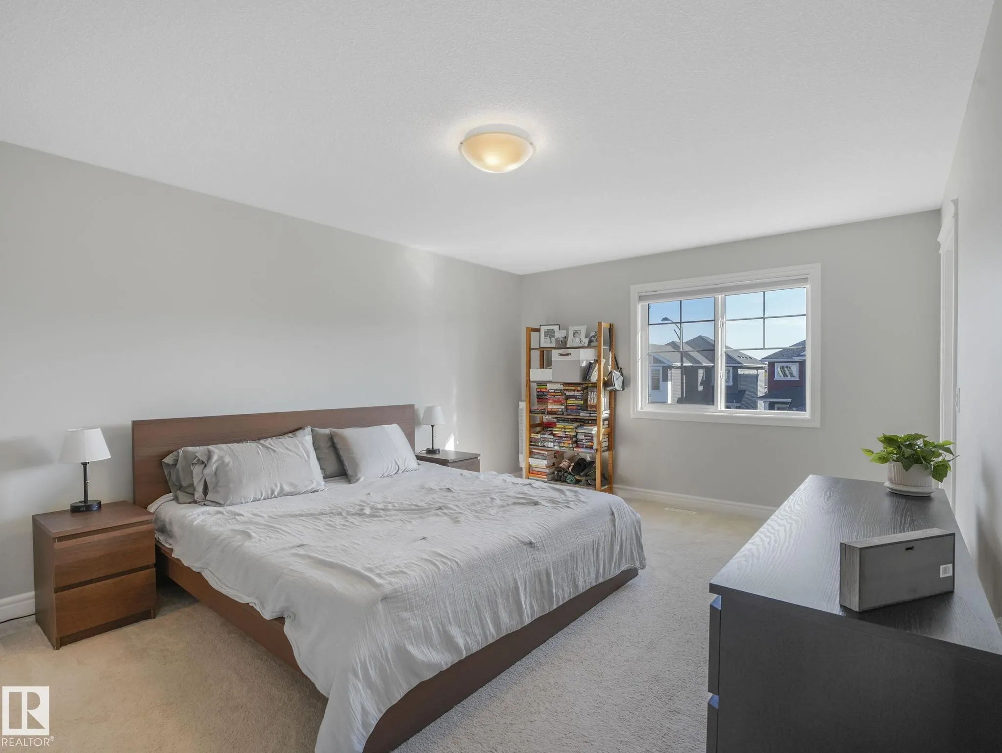 3881 ROBINS Crescent