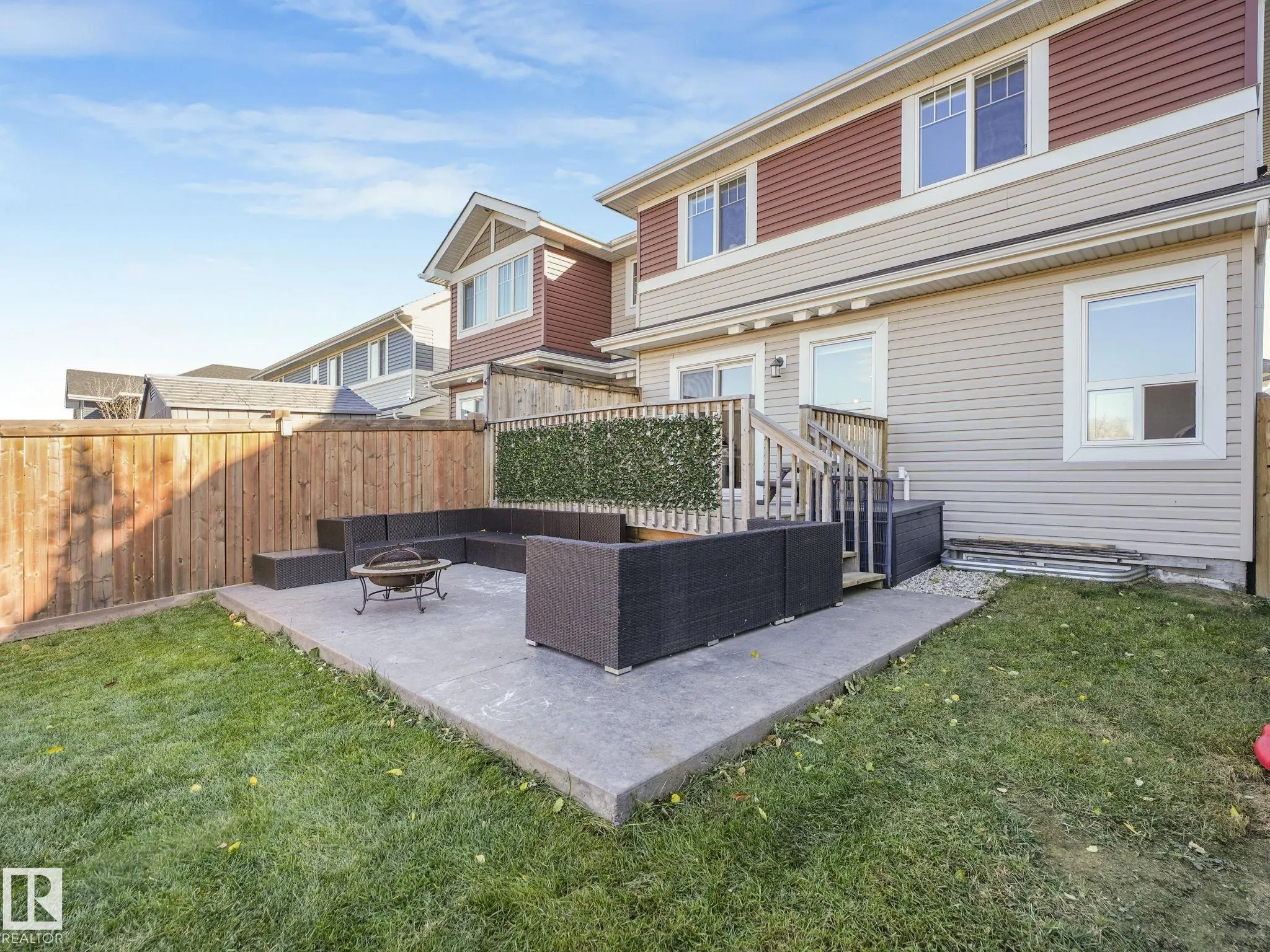 3881 ROBINS Crescent